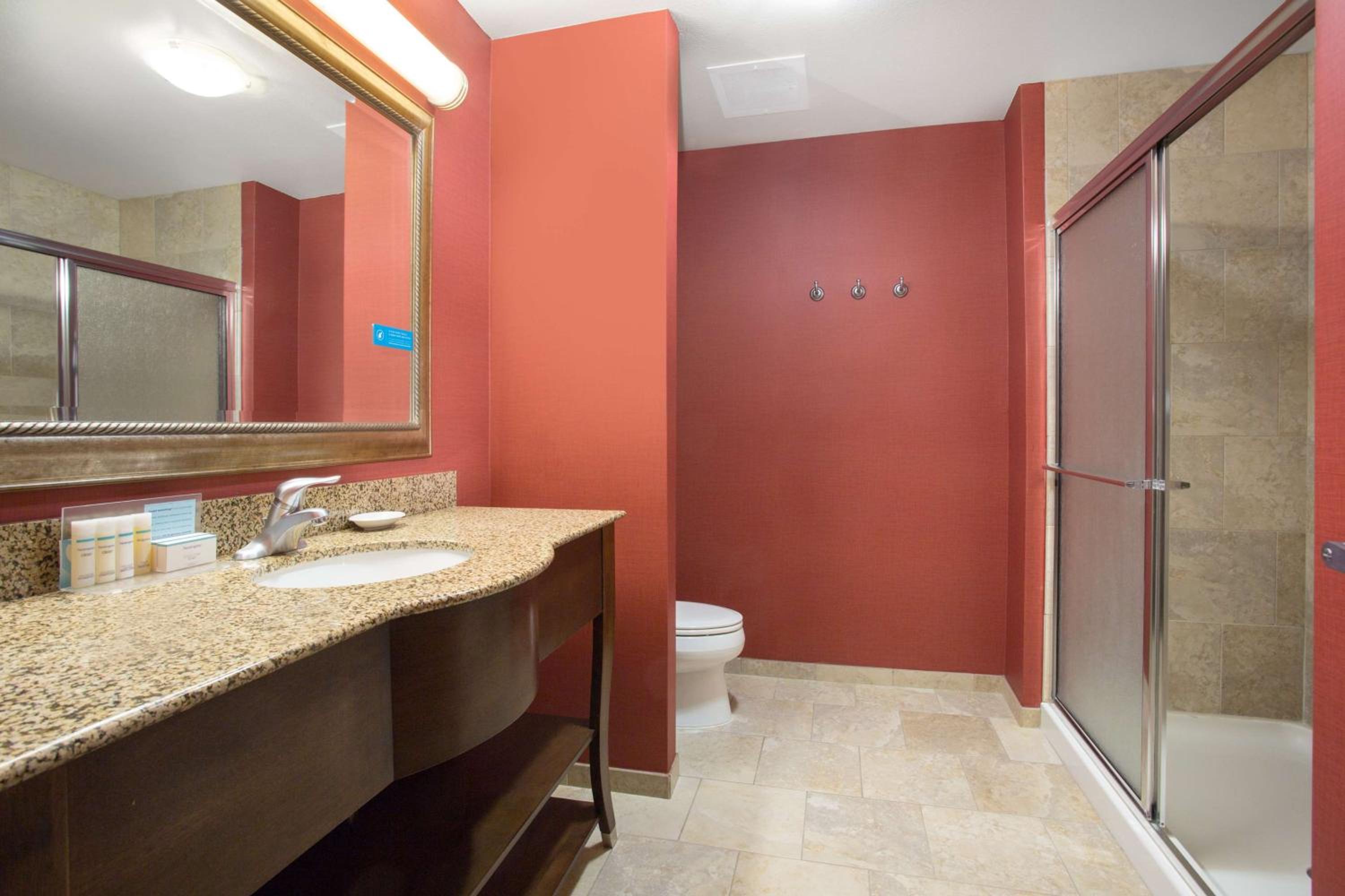Queen Room with Two Queen Beds and Bath Tub - Non-Smoking - Photo 2