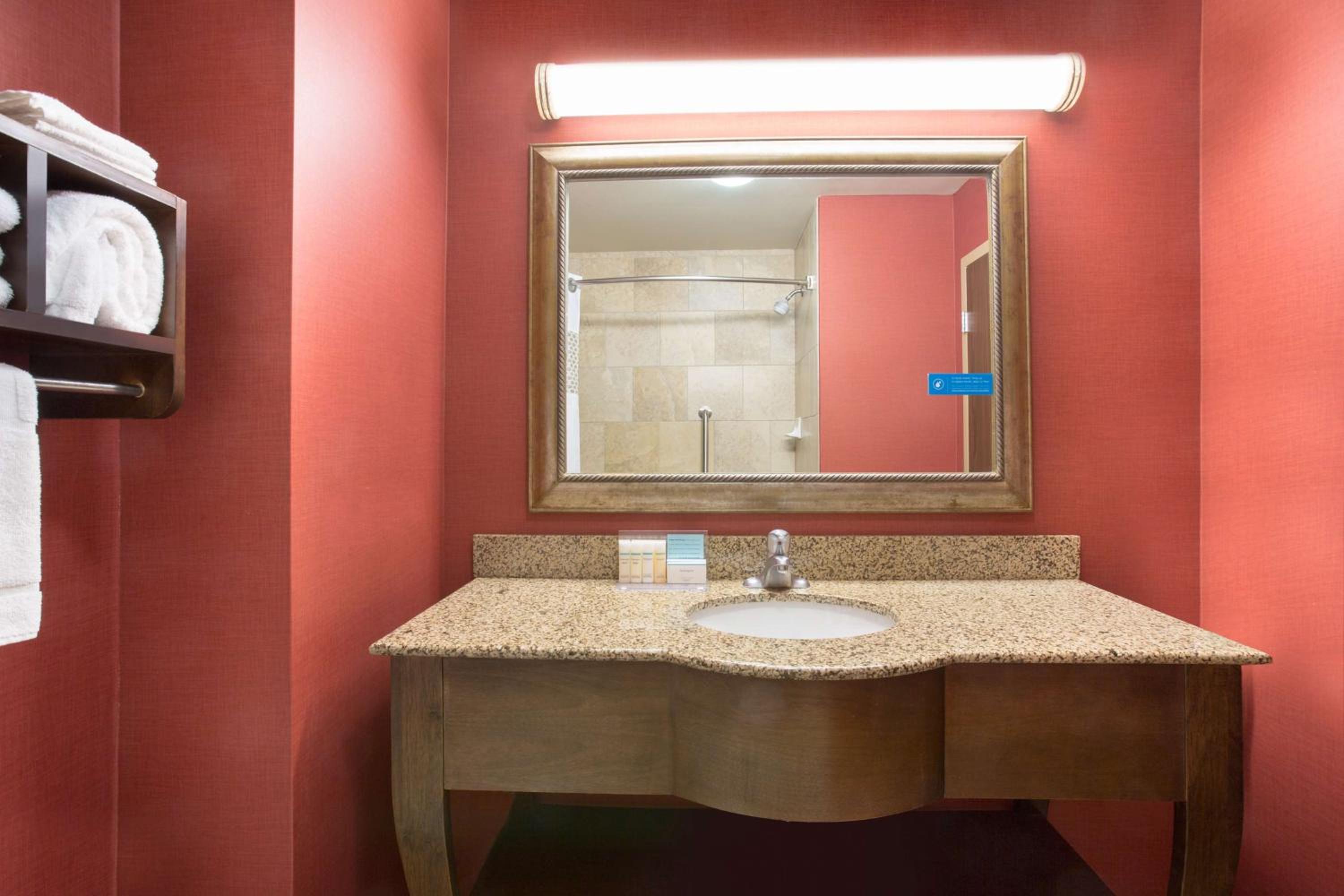 Queen Room with Two Queen Beds and Bath Tub - Non-Smoking - Photo 4