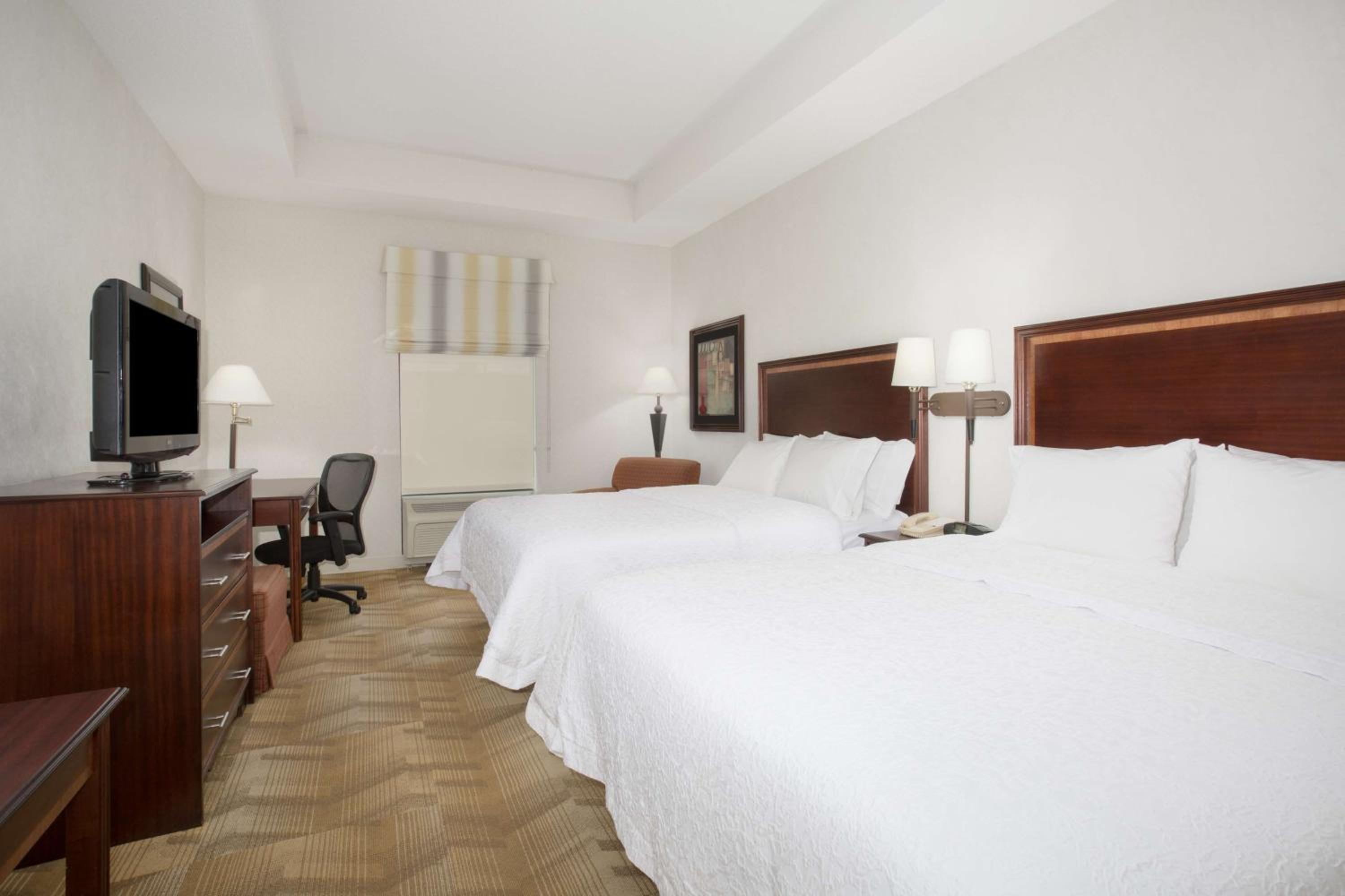 Queen Room with Two Queen Beds and Bath Tub - Non-Smoking - Photo 3