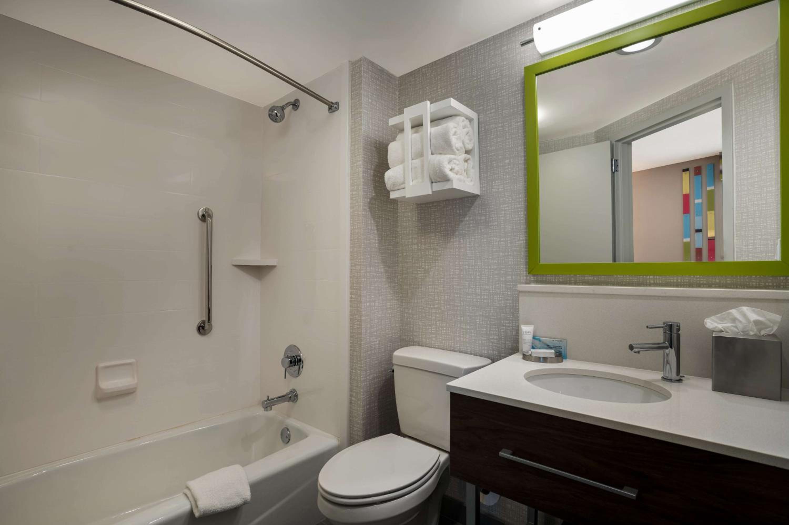 Deluxe Queen Room with Two Queen Beds - Non-Smoking - Photo 4