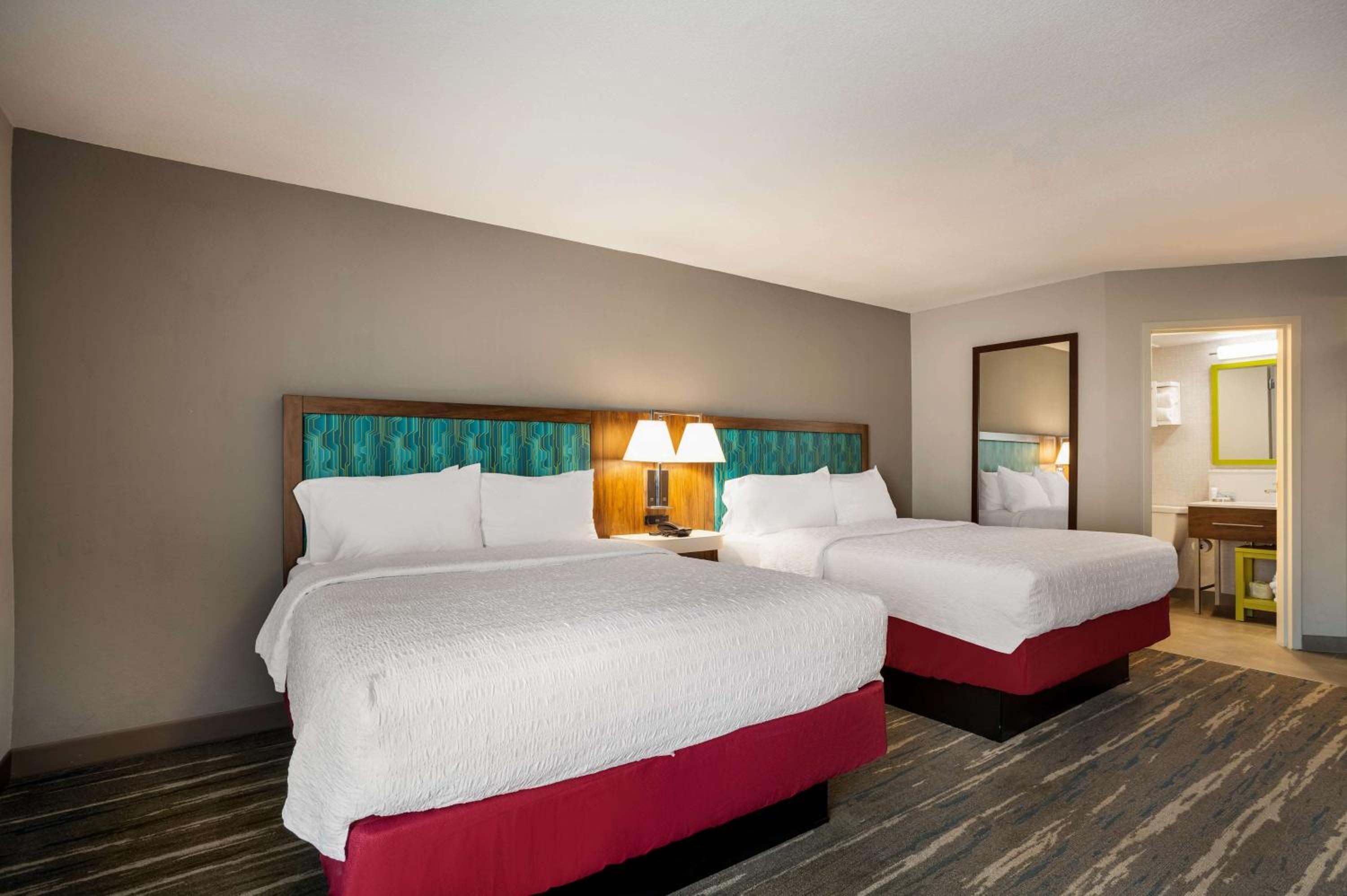 Deluxe Queen Room with Two Queen Beds - Non-Smoking - Photo 3
