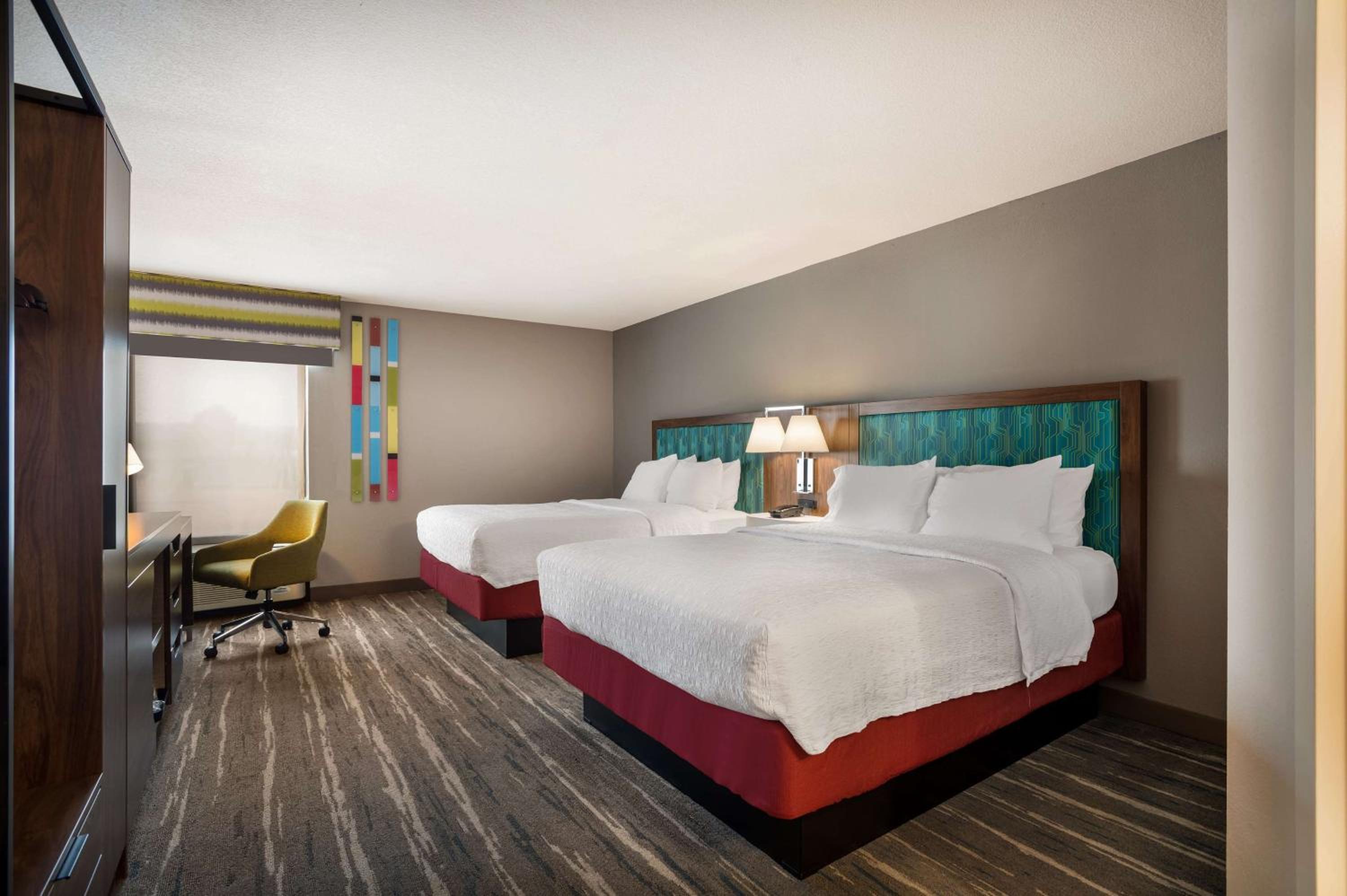 Deluxe Queen Room with Two Queen Beds - Non-Smoking - Photo 2