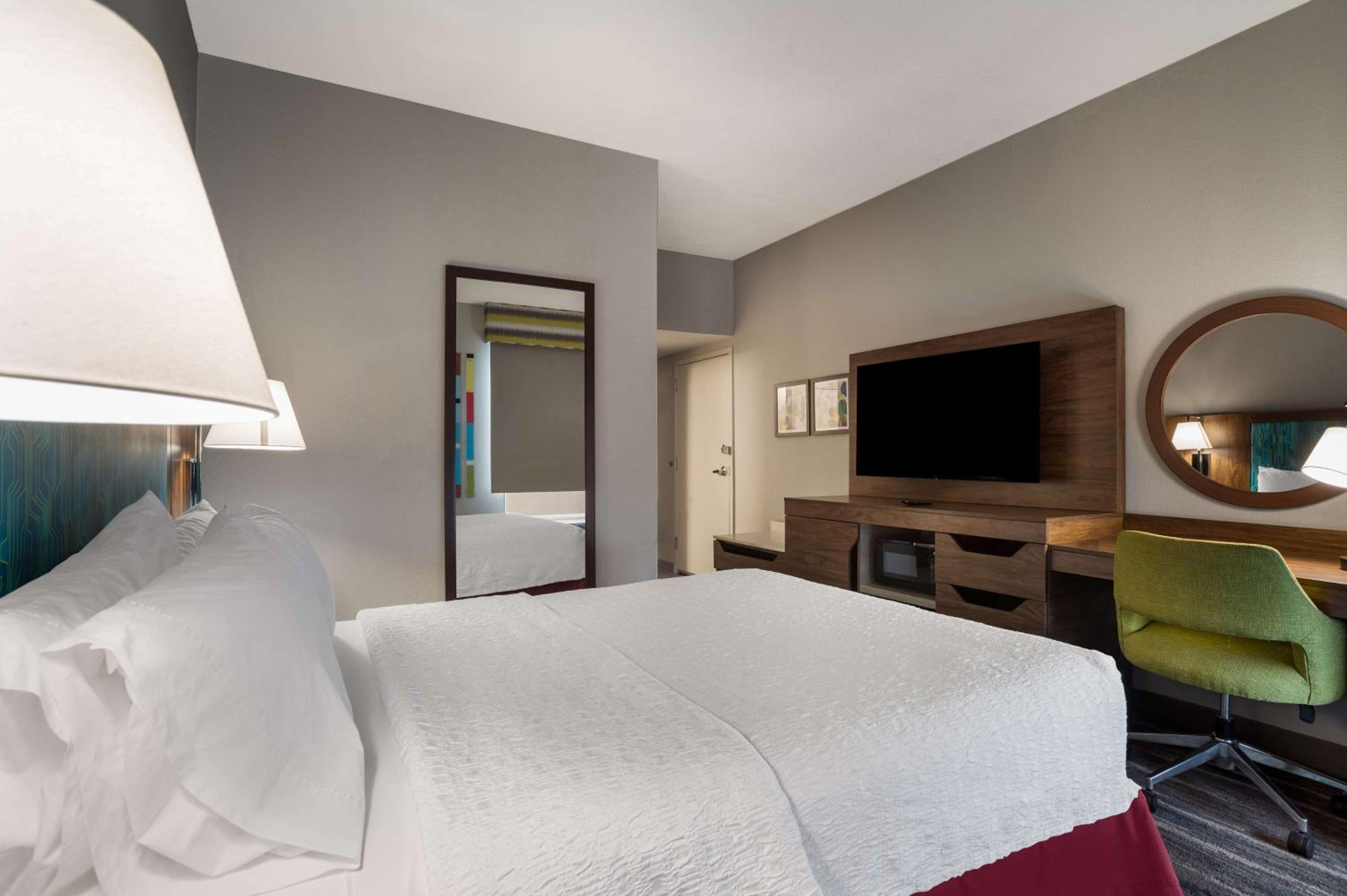 Queen Room with Mobility Access/Non-Smoking - Photo 1