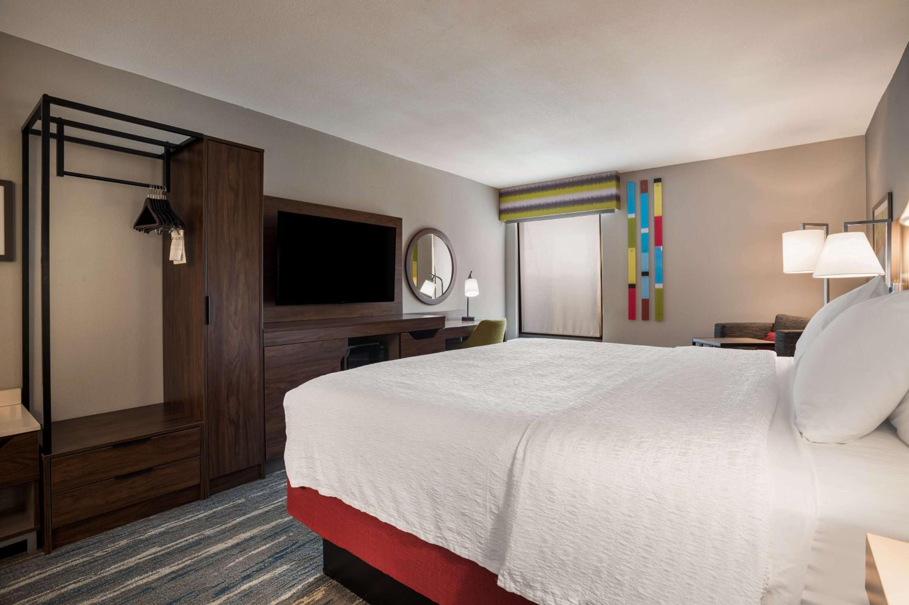 King Room with Microwave and Refrigerator - Non-Smoking - Photo 3