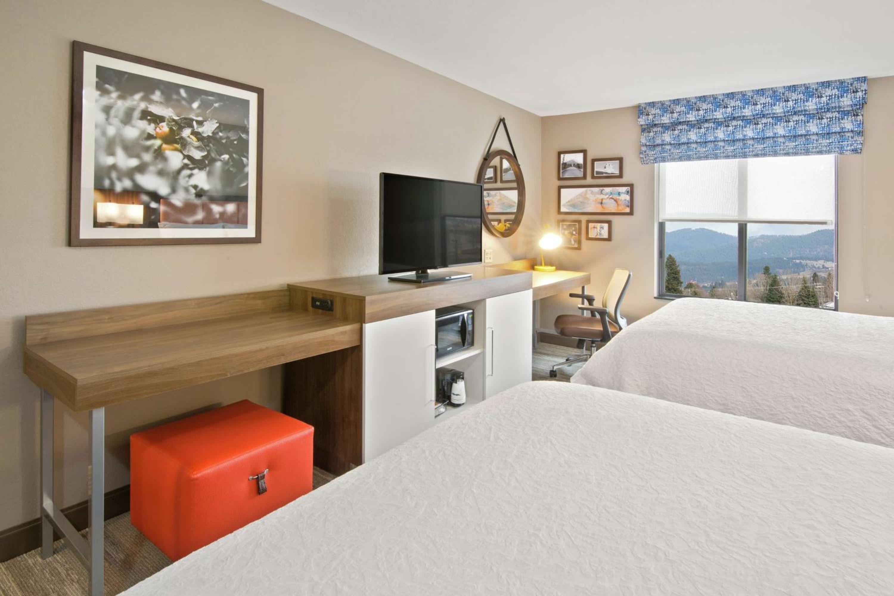 Queen Room with Two Queen Beds - Non-Smoking photo 3