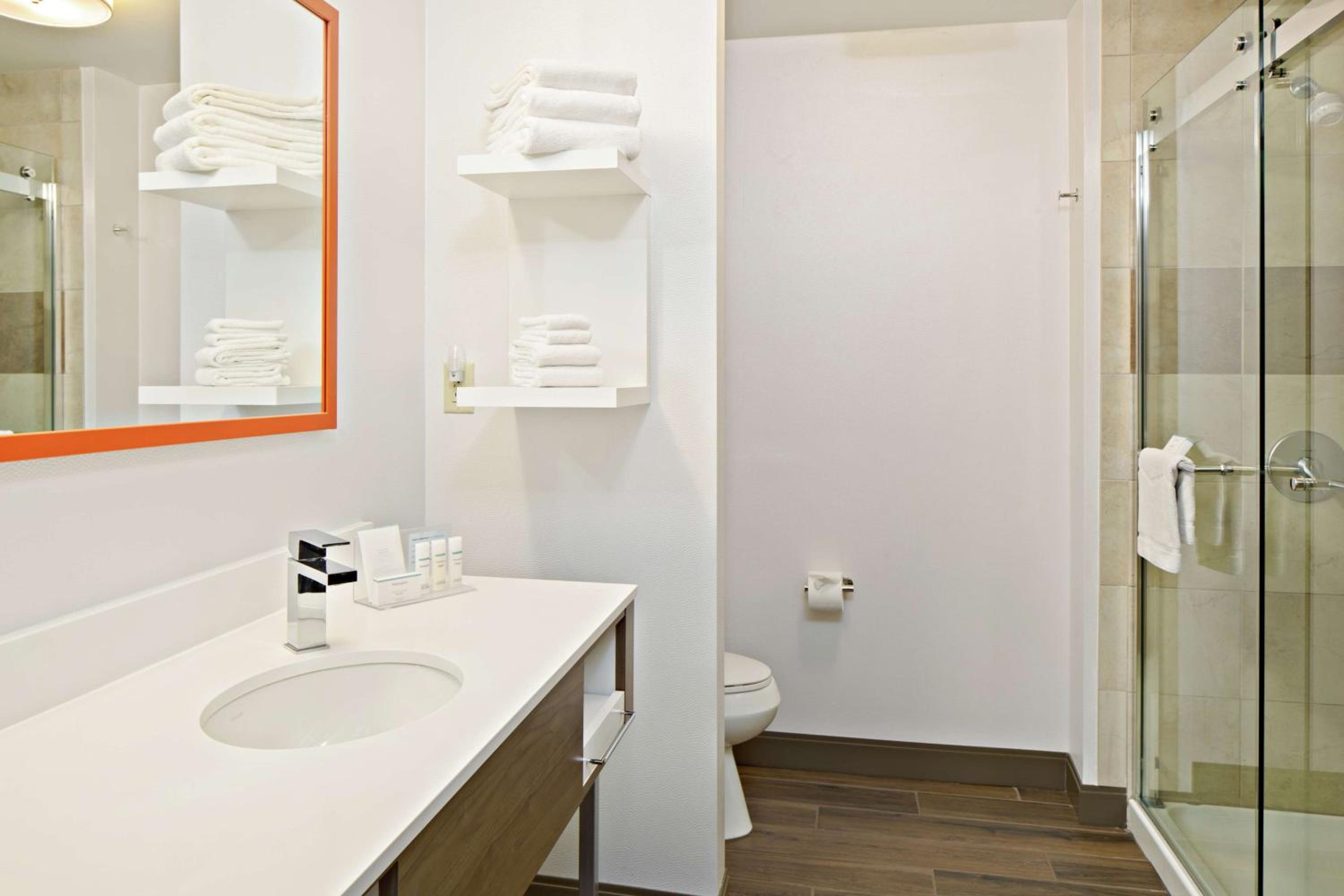 King Room with Shower - Non-Smoking photo 2