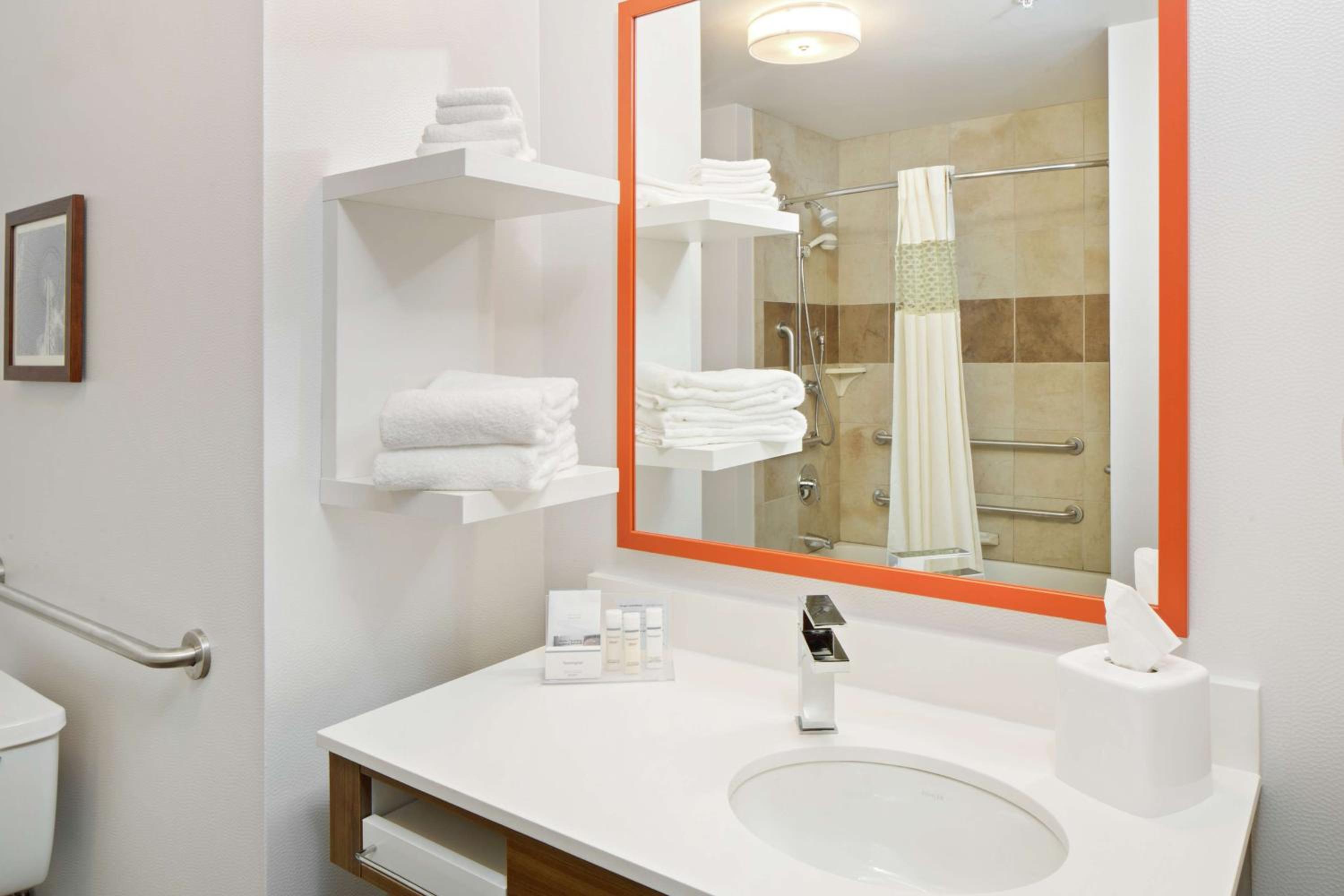King Room with Accessible Tub - Mobility and Hearing Access/Non-Smoking
