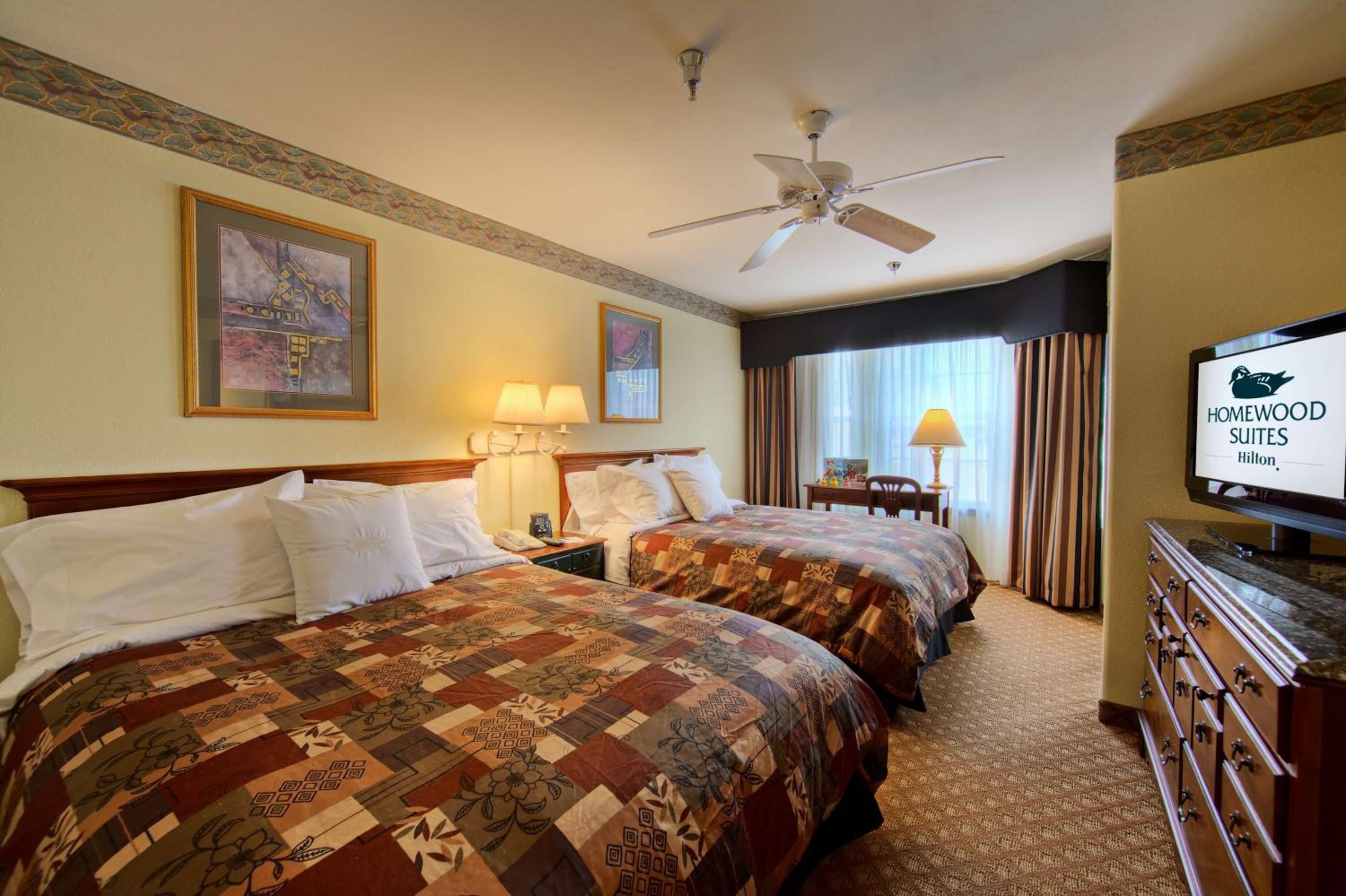 One-Bedroom Queen Suite with Two Queen Beds - Non-Smoking - Photo 2