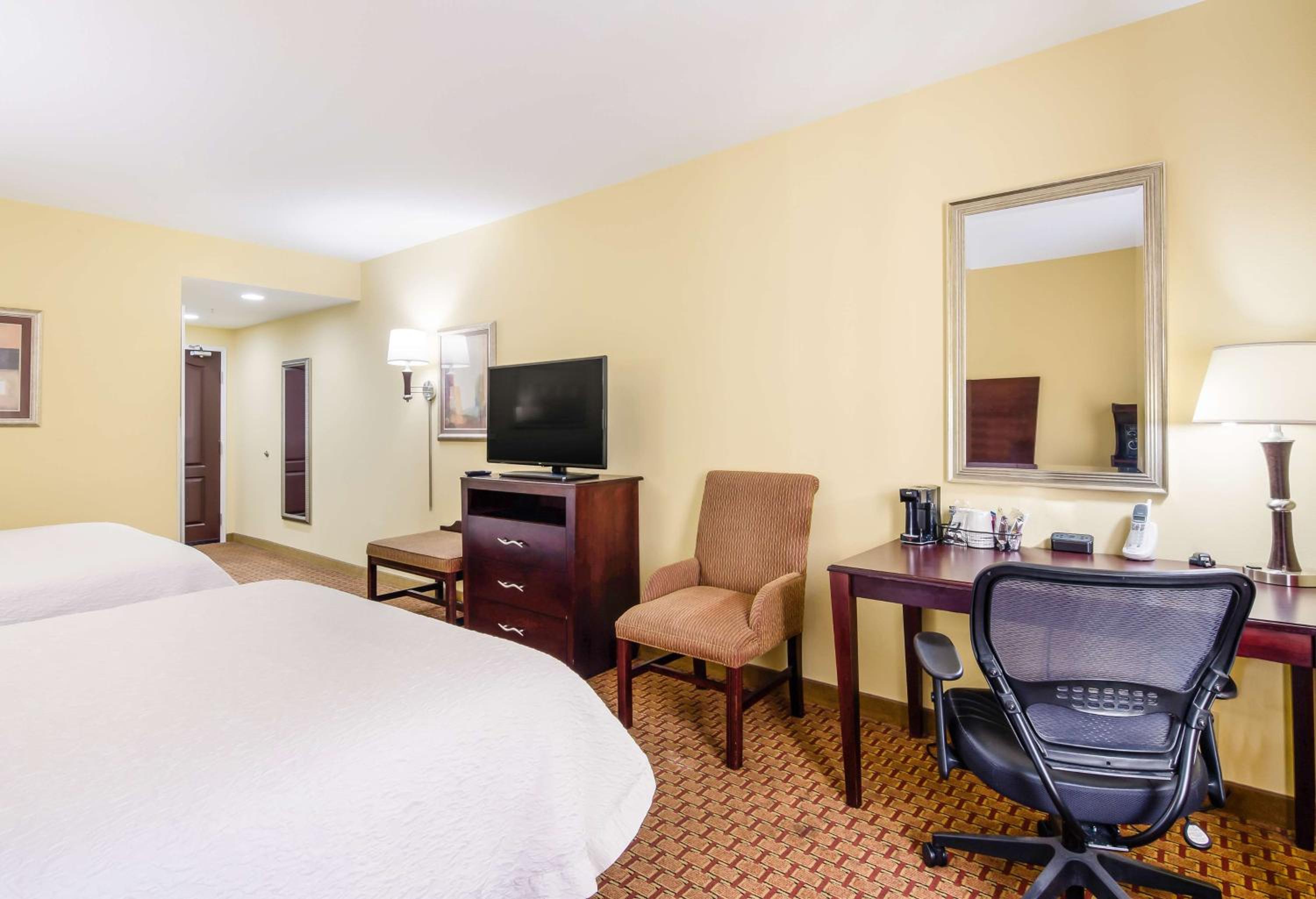 Room with Two Queen Beds - Non-Smoking - Photo 5
