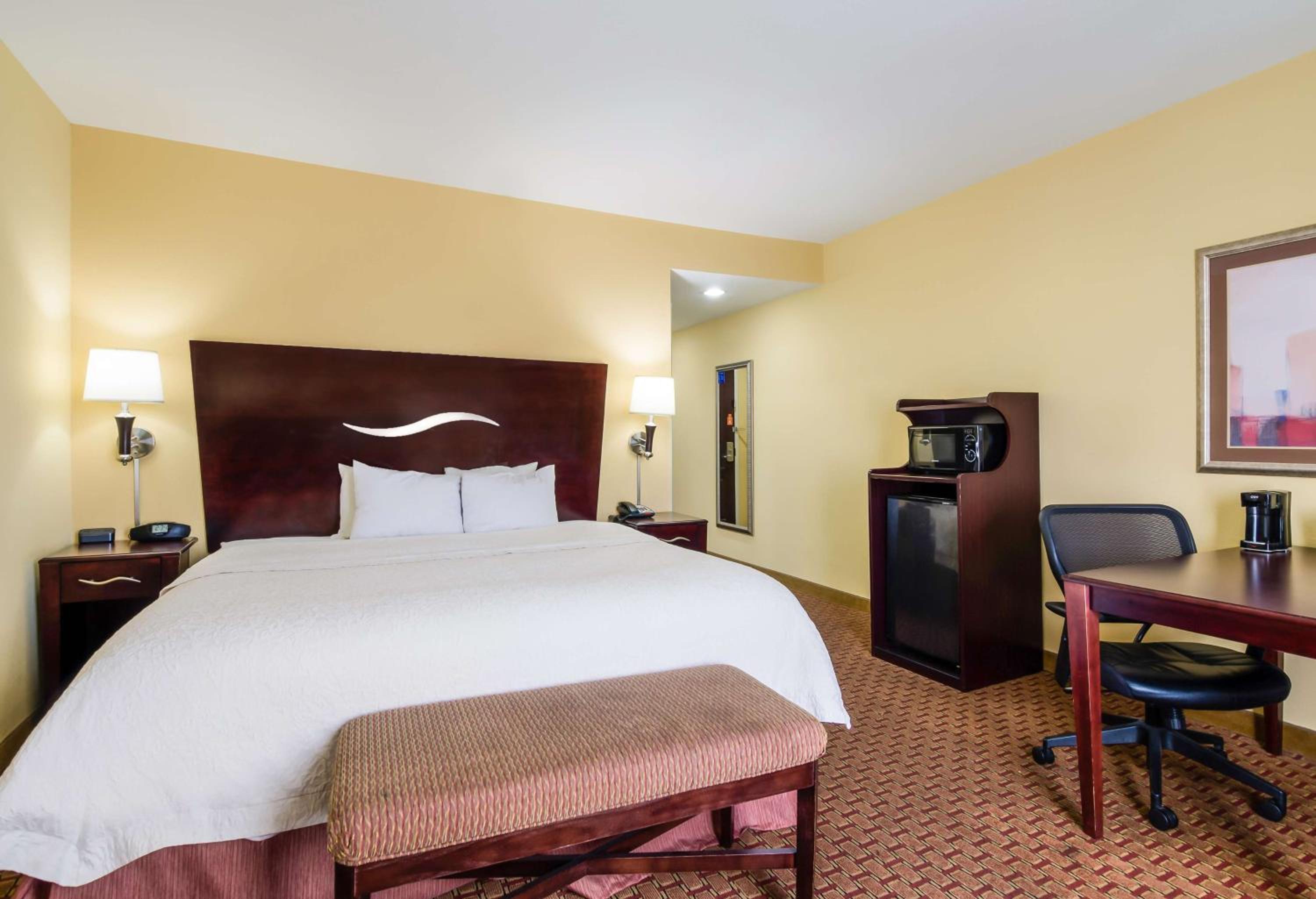 King Room with King Bed - Non-Smoking - Photo 2