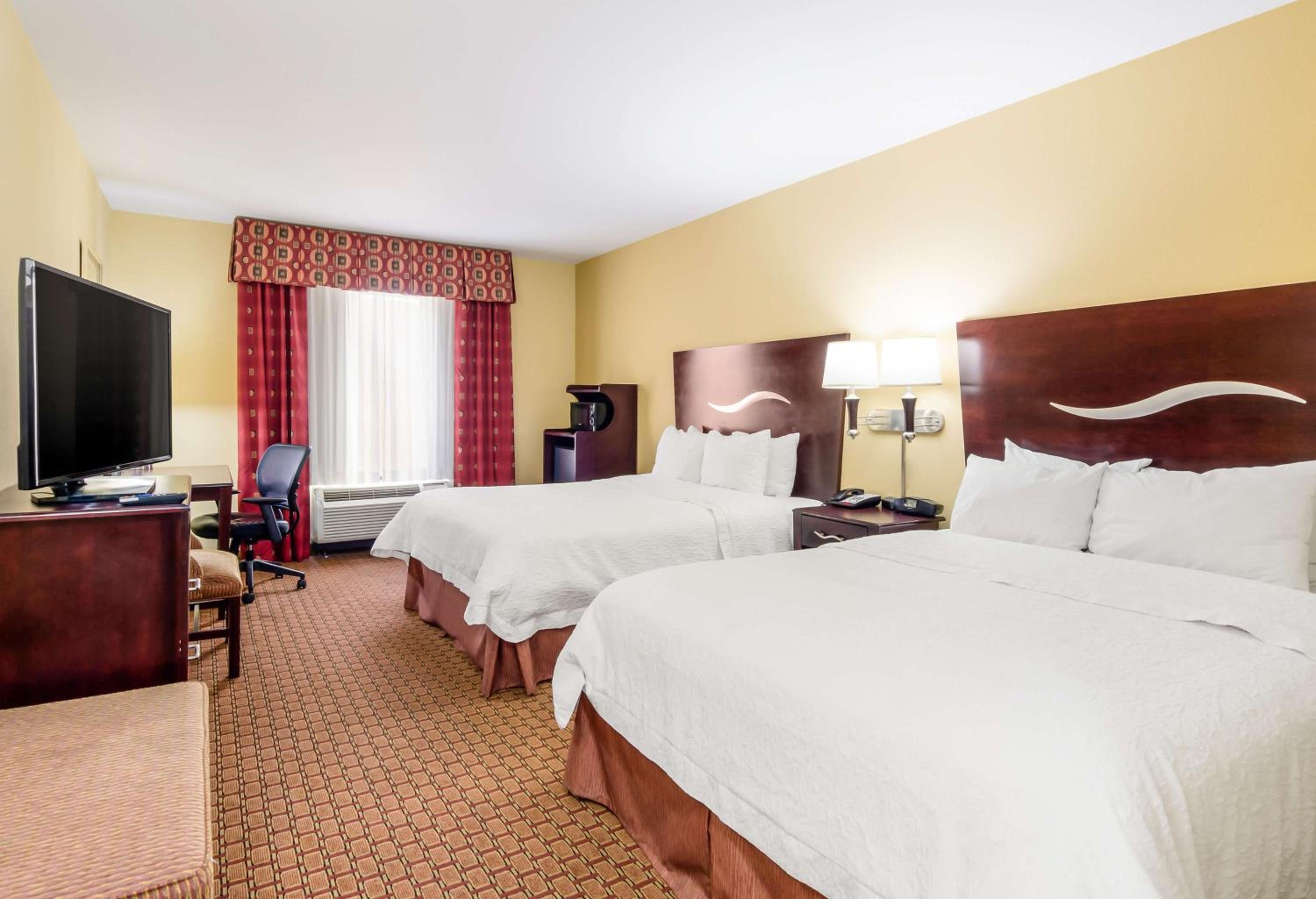 Room with Two Queen Beds - Non-Smoking - Photo 2