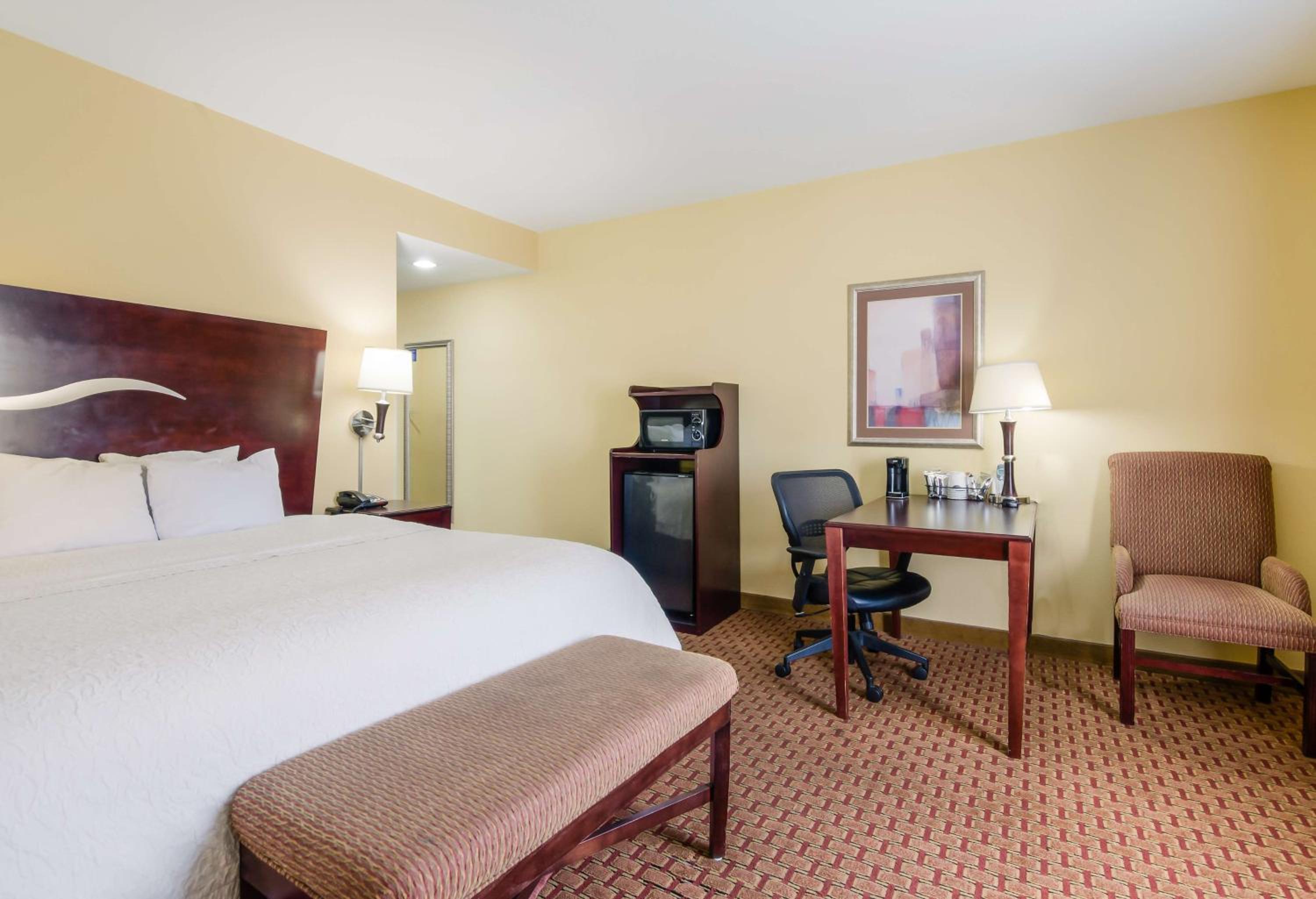 King Room with King Bed - Non-Smoking - Photo 3