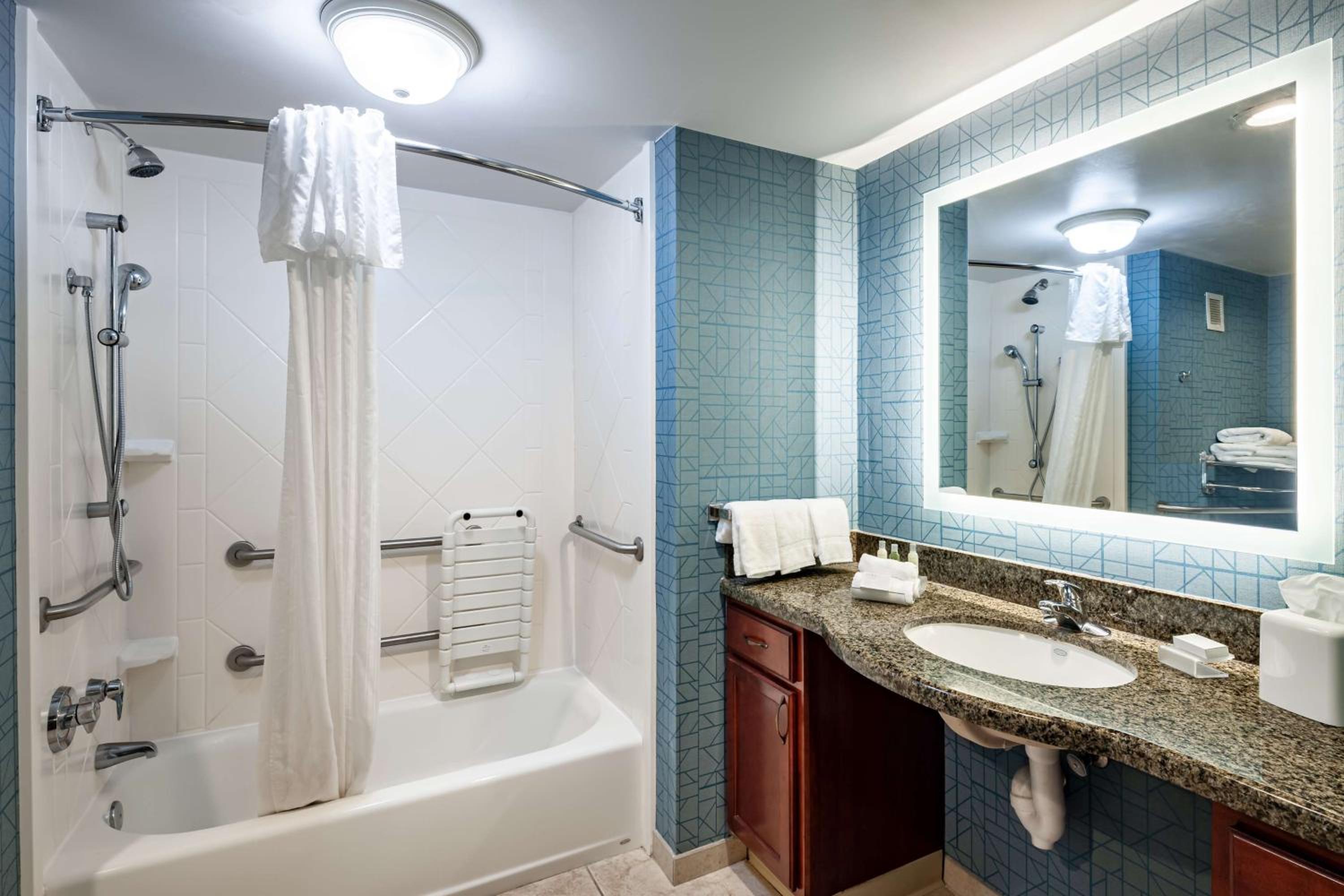 Suite with Tub - Mobility and Hearing Access/Non-Smoking