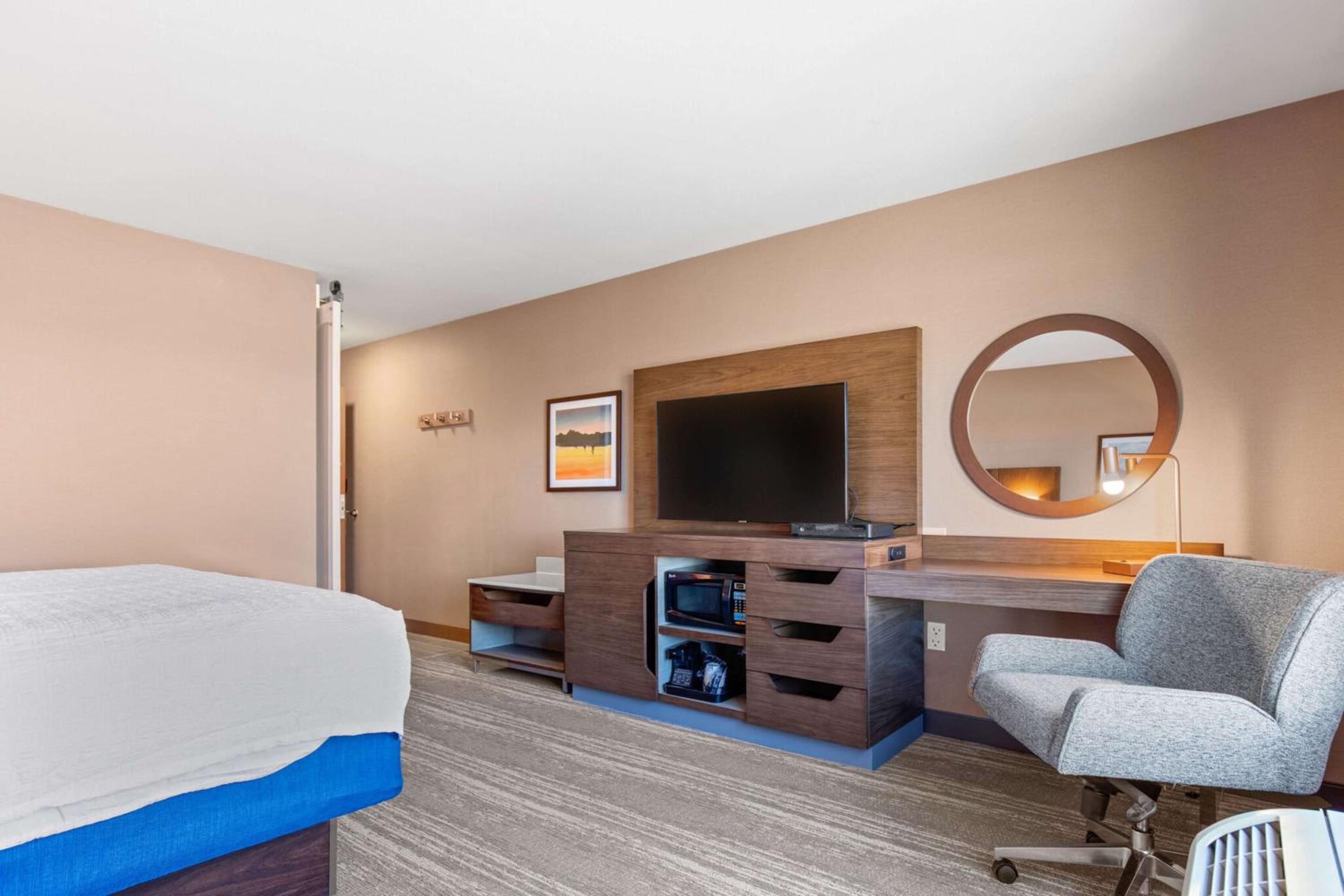 King Room with King Bed - Non-Smoking