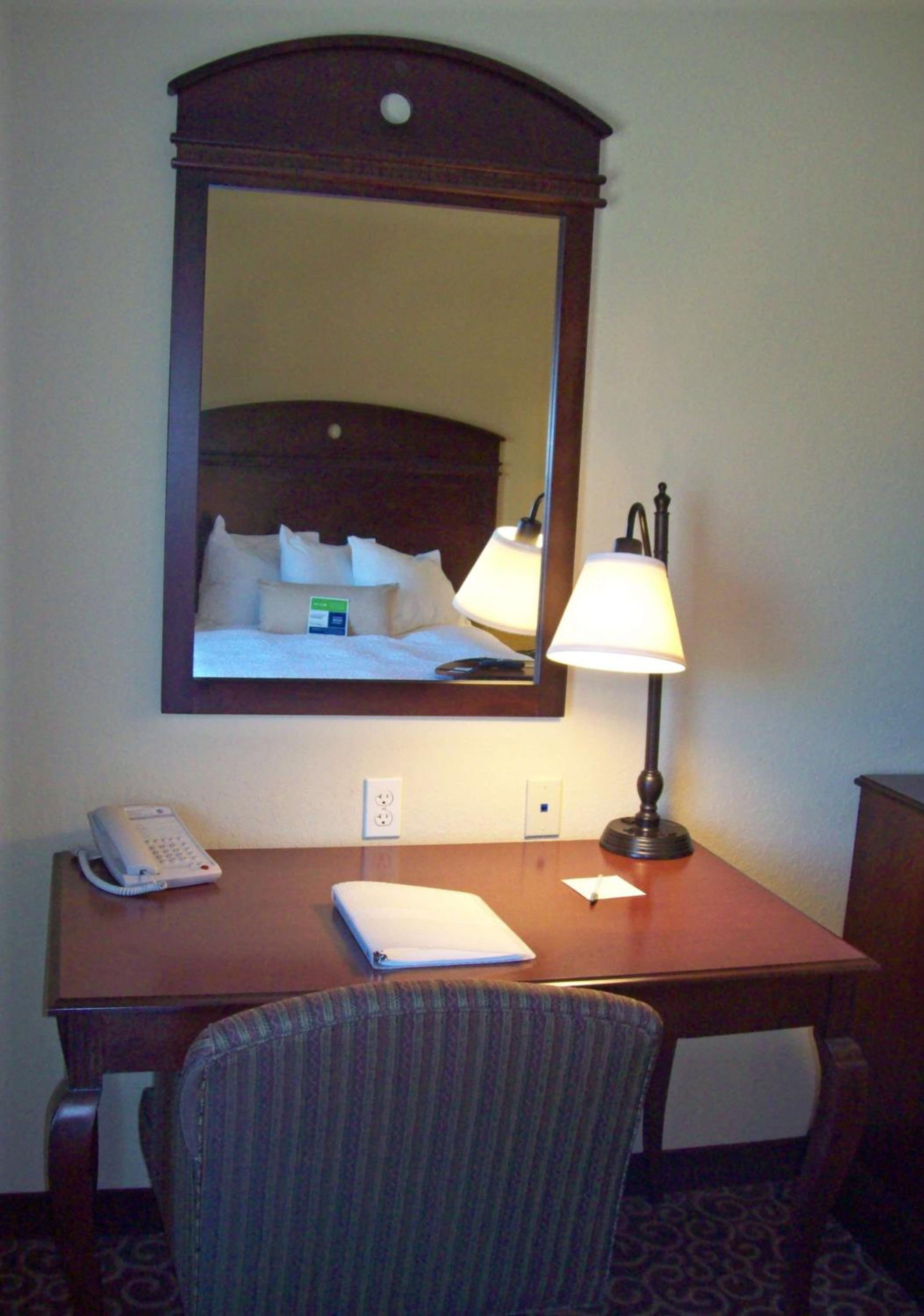 Room with Two Queen Beds - Non-Smoking photo 2