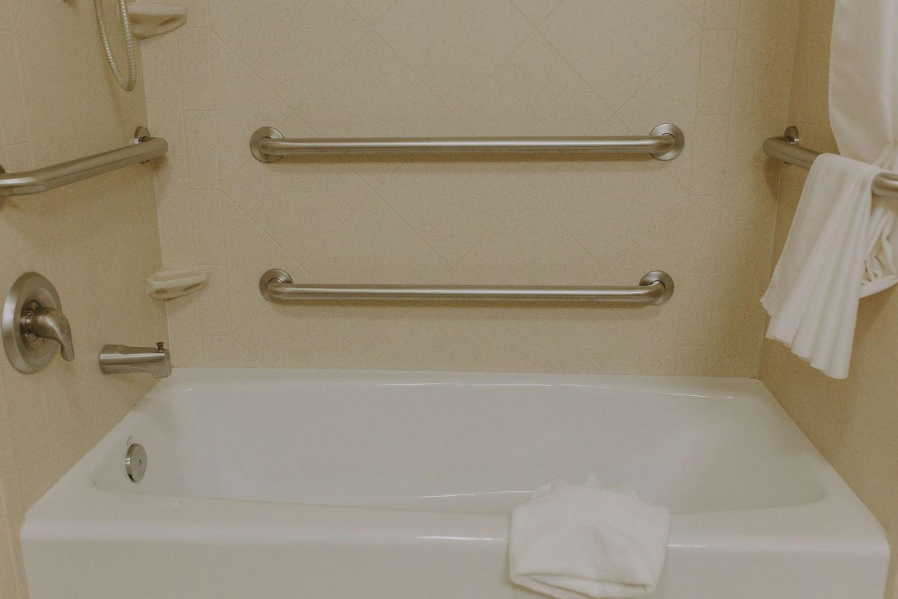 King Room with Accessible Tub - Mobility and Hearing Access/Non-Smoking - Photo 2