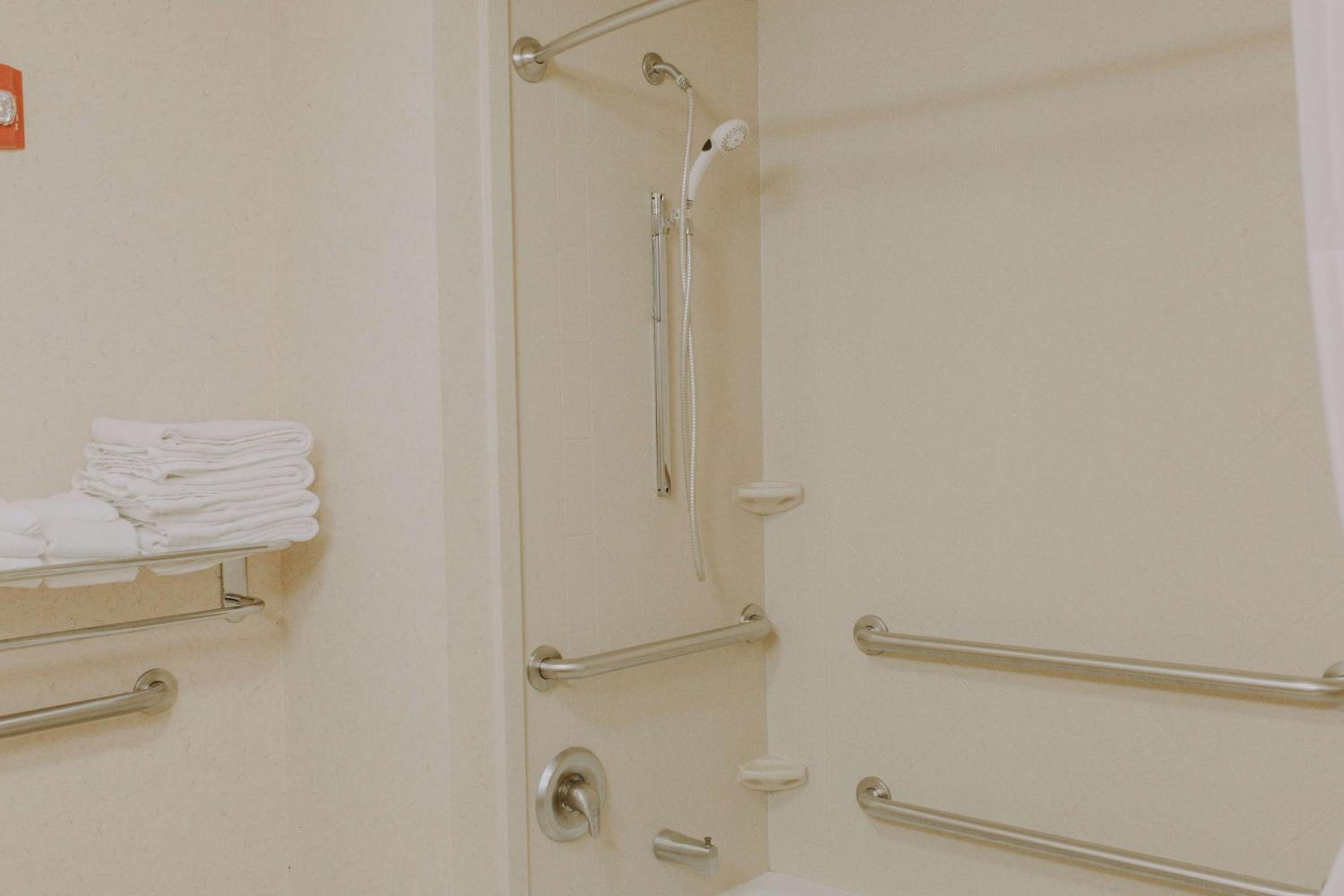 King Room with Accessible Tub - Mobility and Hearing Access/Non-Smoking - Photo 4
