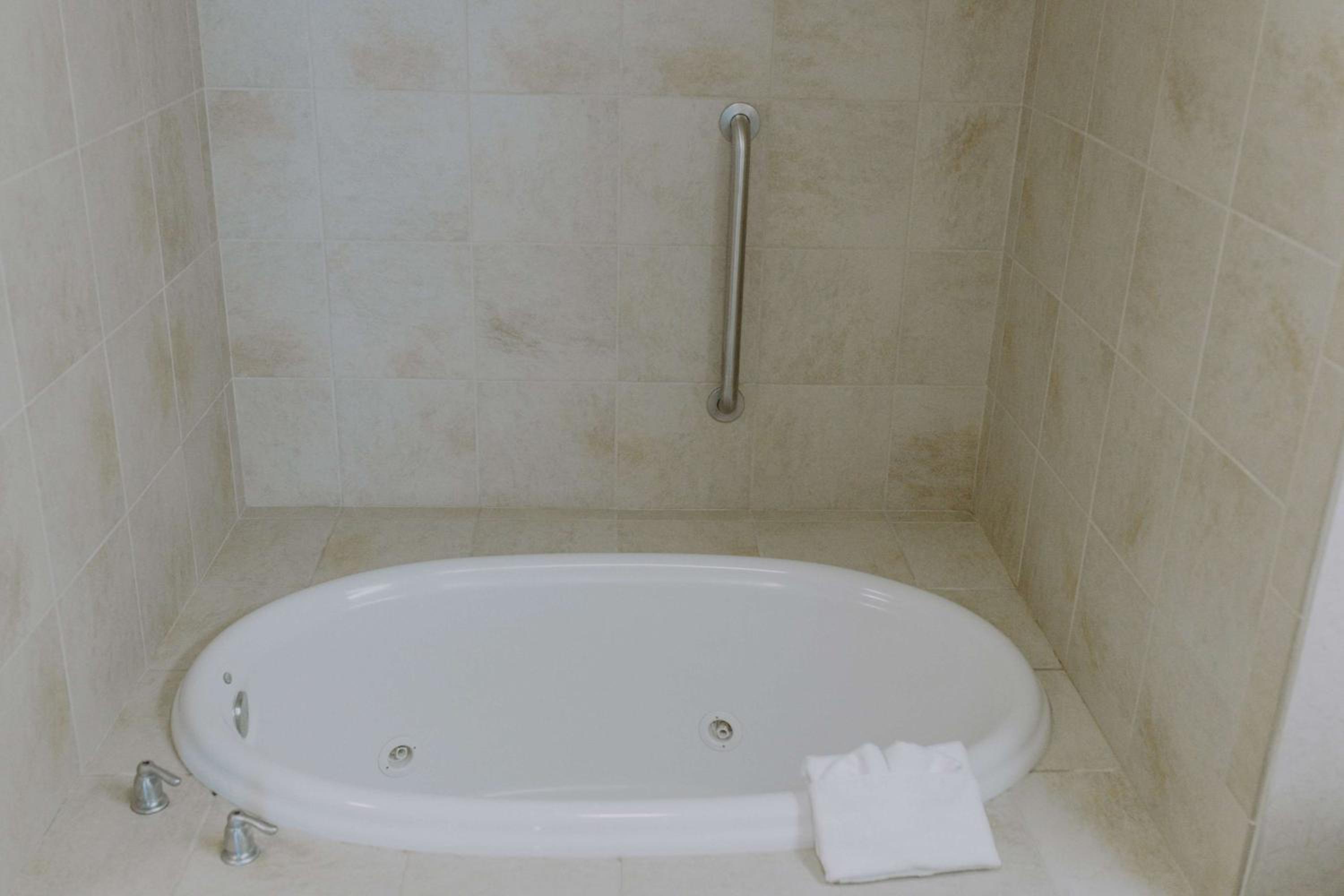 King Studio Suite with Whirlpool - Non-Smoking - Photo 2