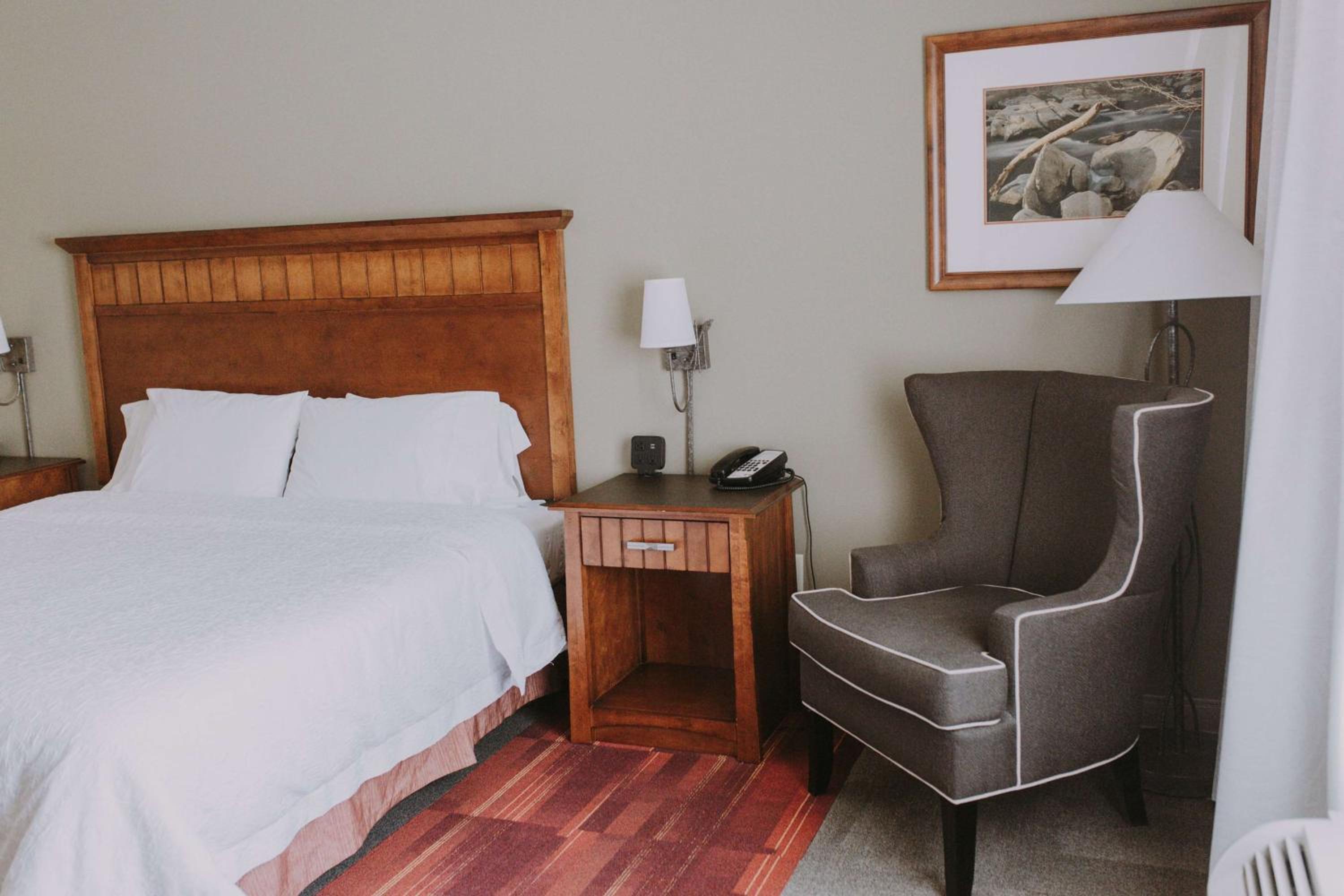 King Room with Accessible Tub - Mobility and Hearing Access/Non-Smoking - Photo 1