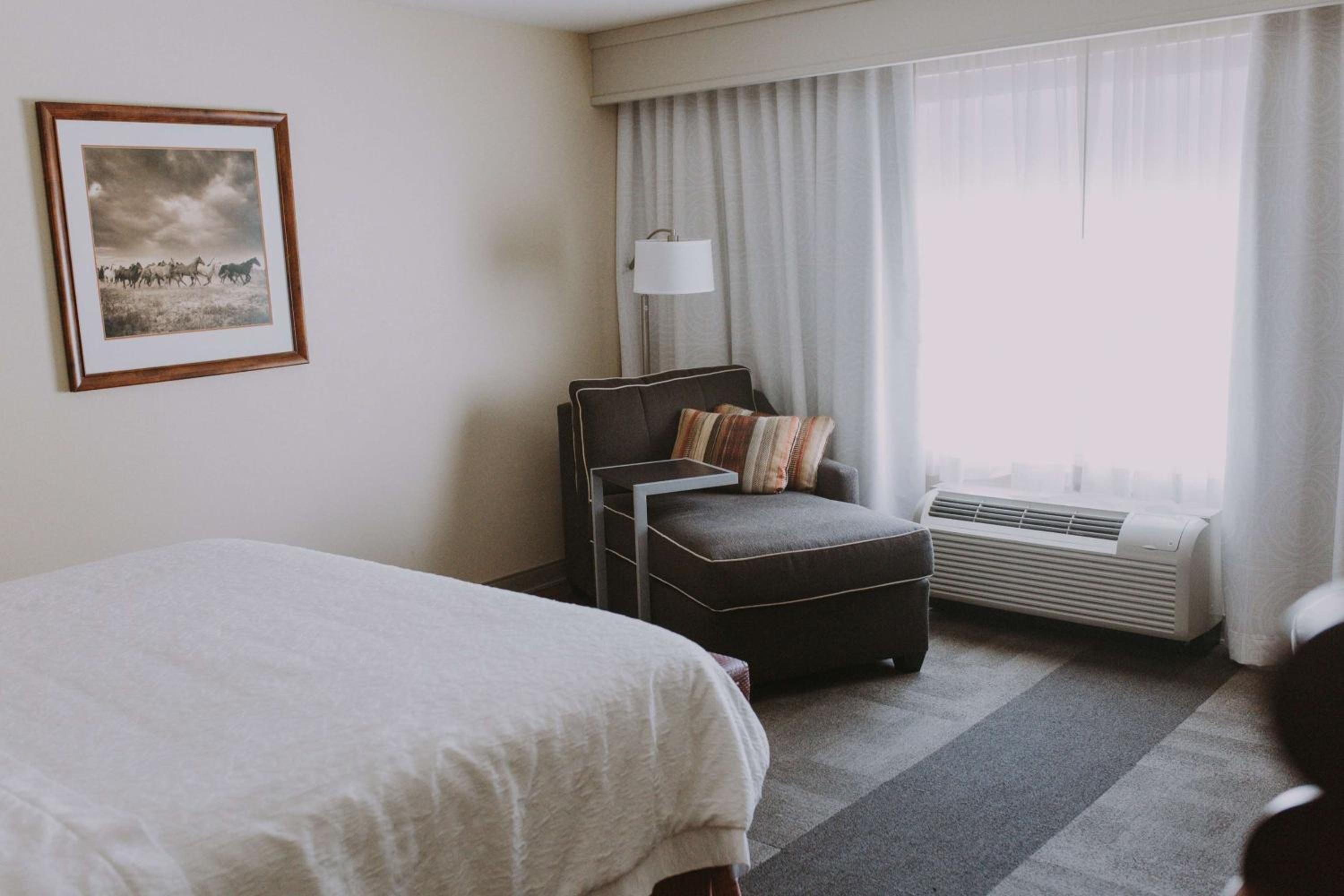 King Room with King Bed - Non-Smoking - Photo 5