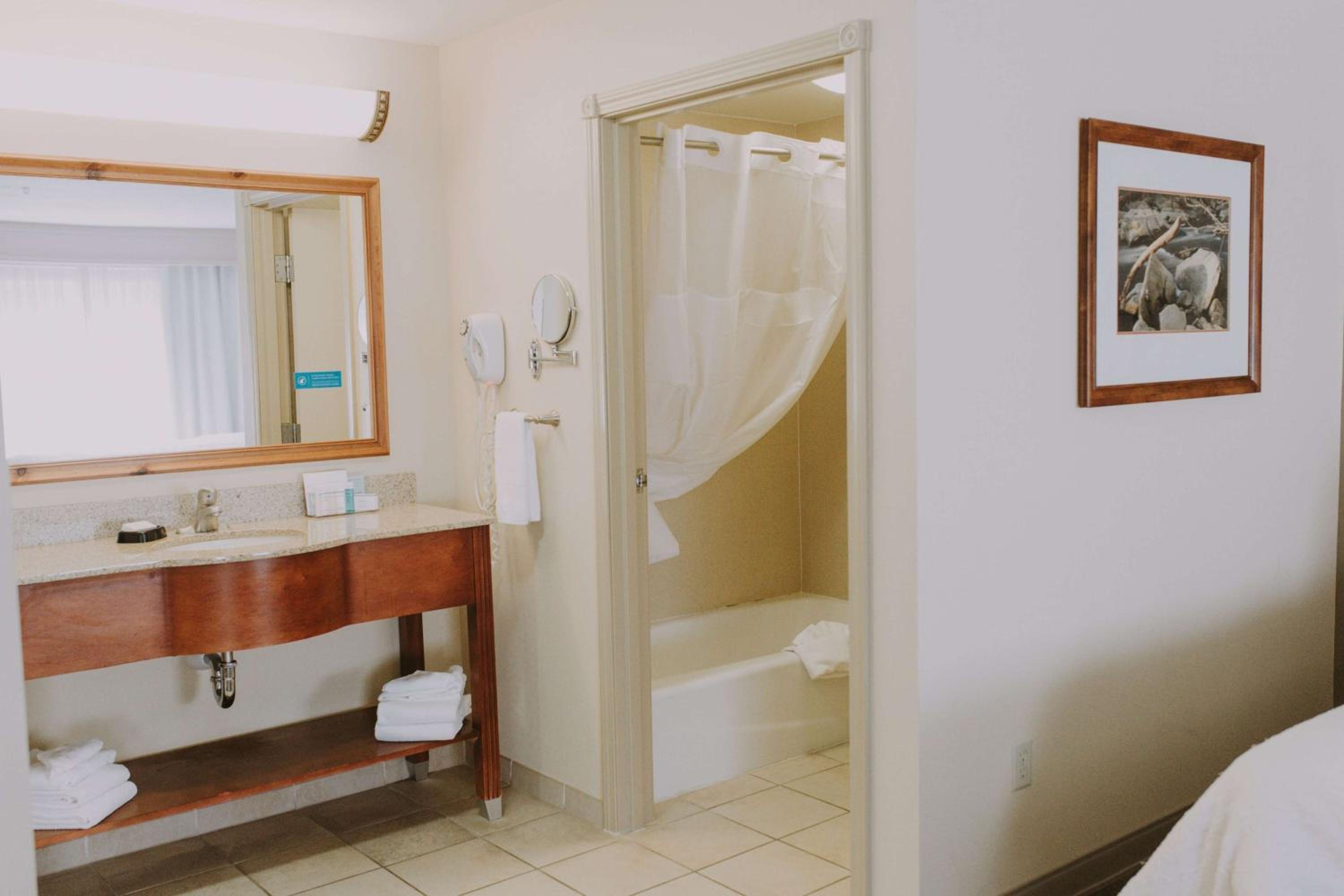 Queen Studio Suite with Two Queen Beds - Non-Smoking - Photo 5