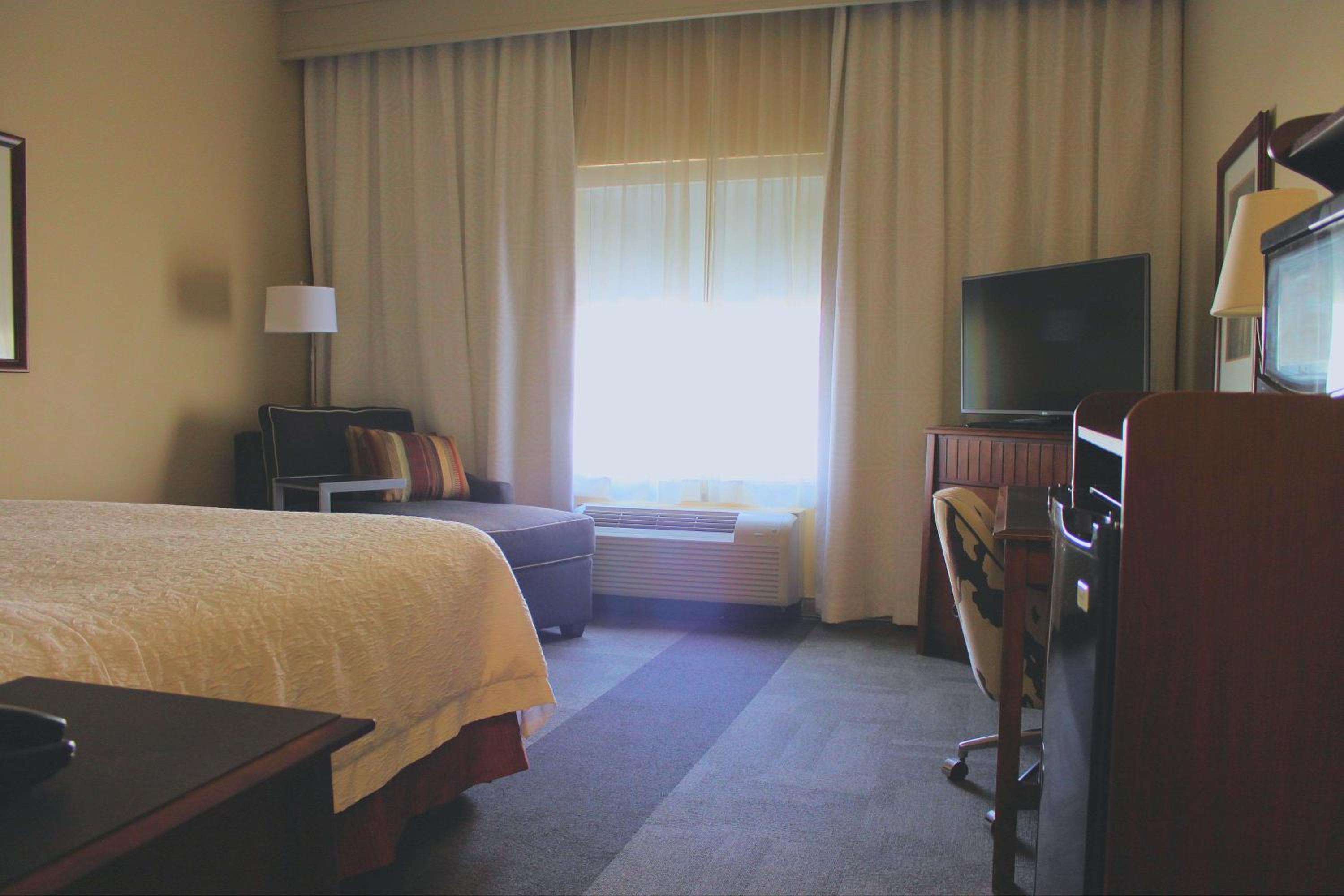 King Room with King Bed - Non-Smoking - Photo 3