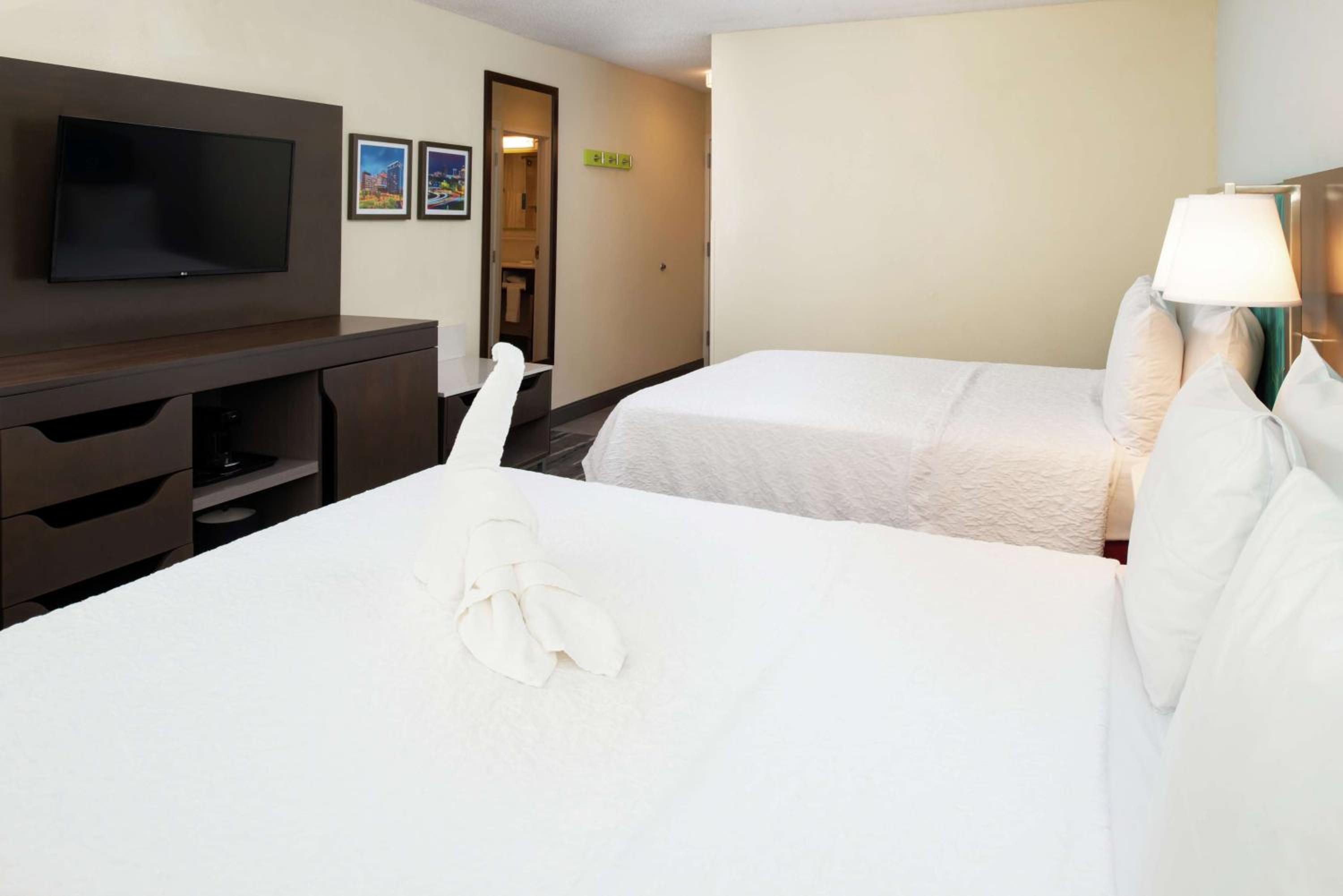 Room with Two Queen Beds - Non-Smoking - Photo 2