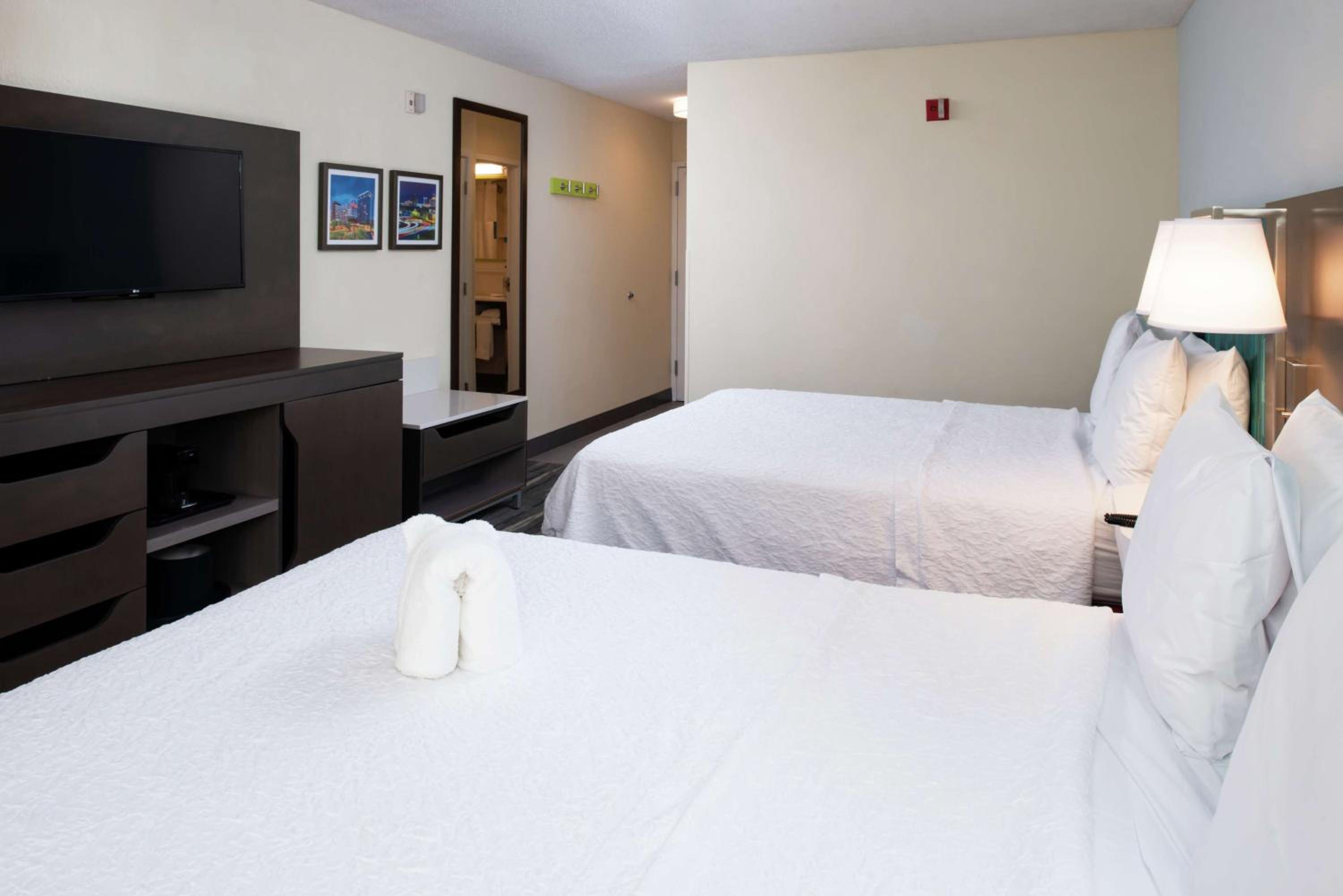 Queen Room with Two Queen Beds - Hearing Access/Non-Smoking - Photo 3