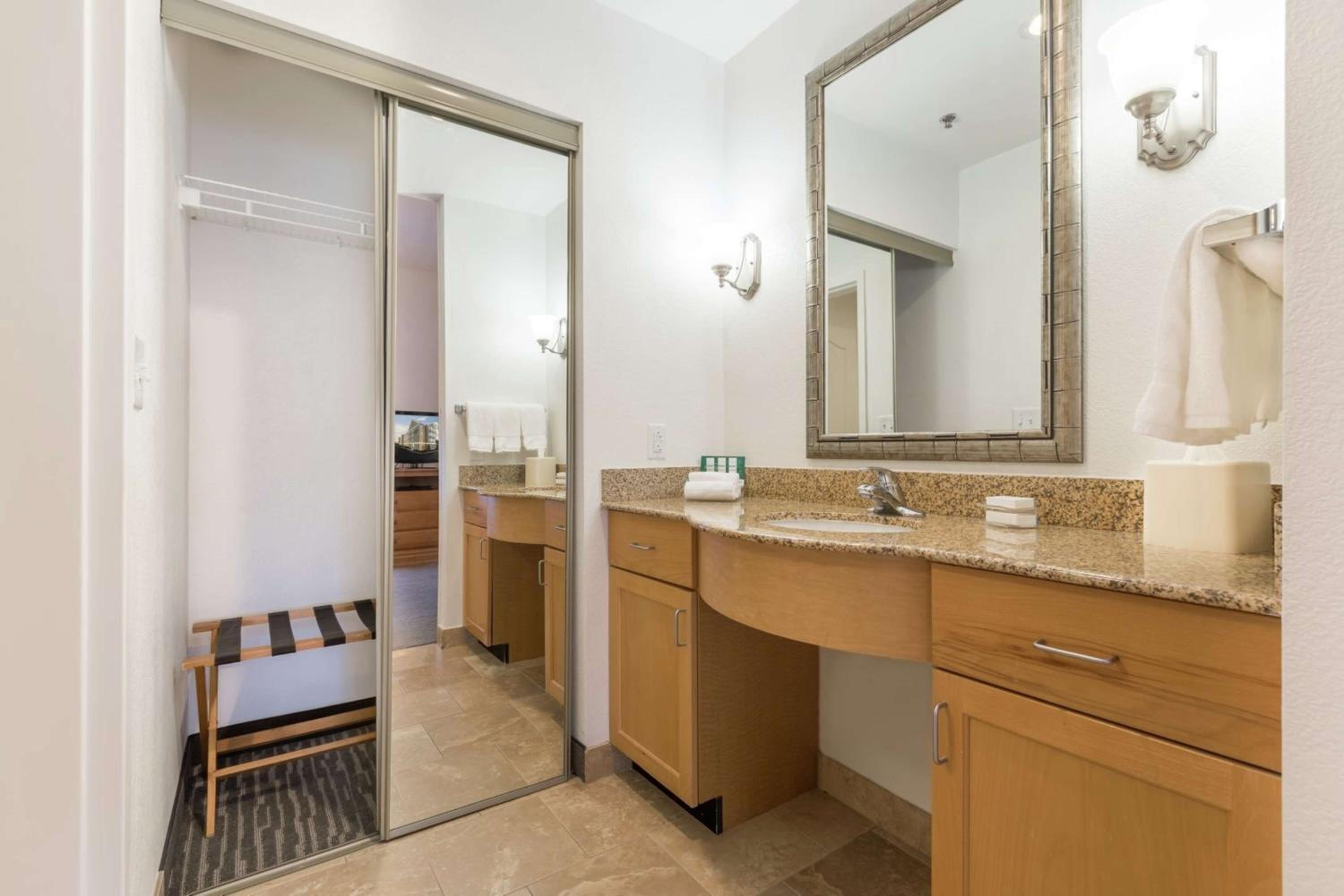 Queen Suite Non Smoking with Accessible Bath - Photo 4