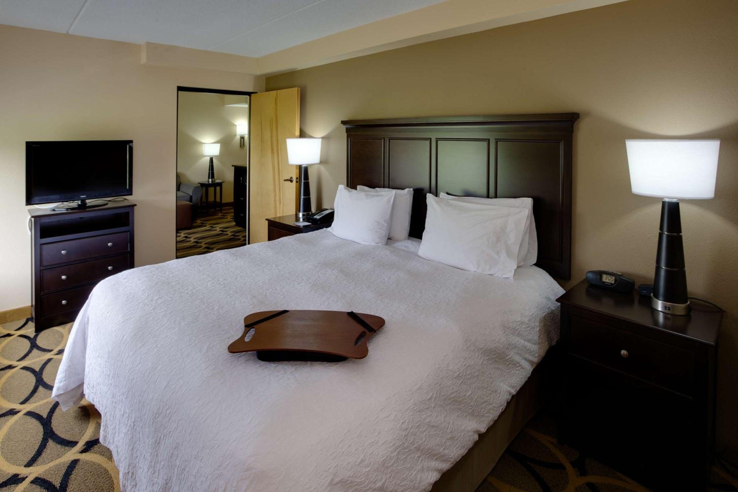 One-Bedroom King Suite with Fireplace - Non-Smoking  - Photo 2