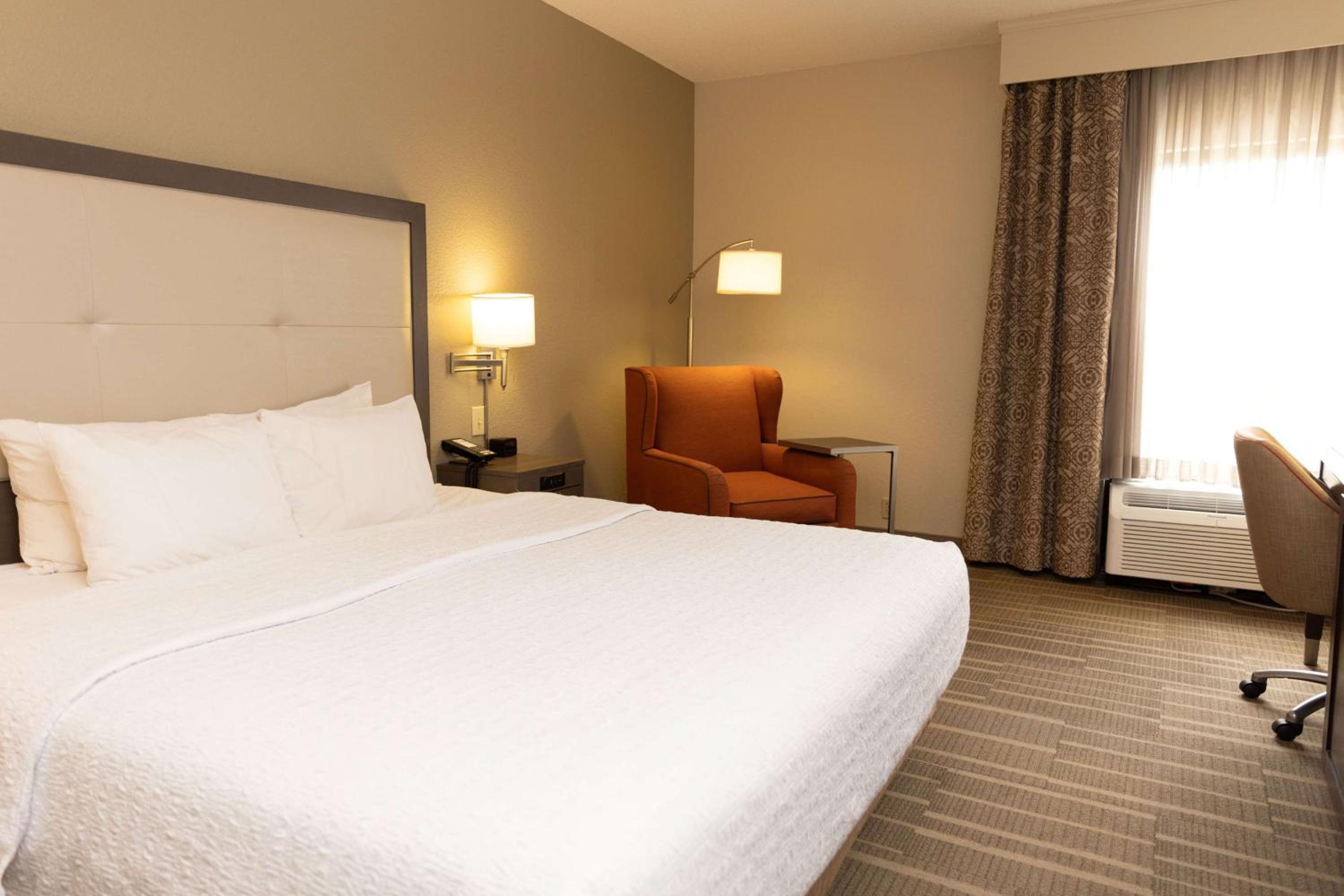 King Room with Accessible Tub - Mobility and Hearing Access/Non-Smoking