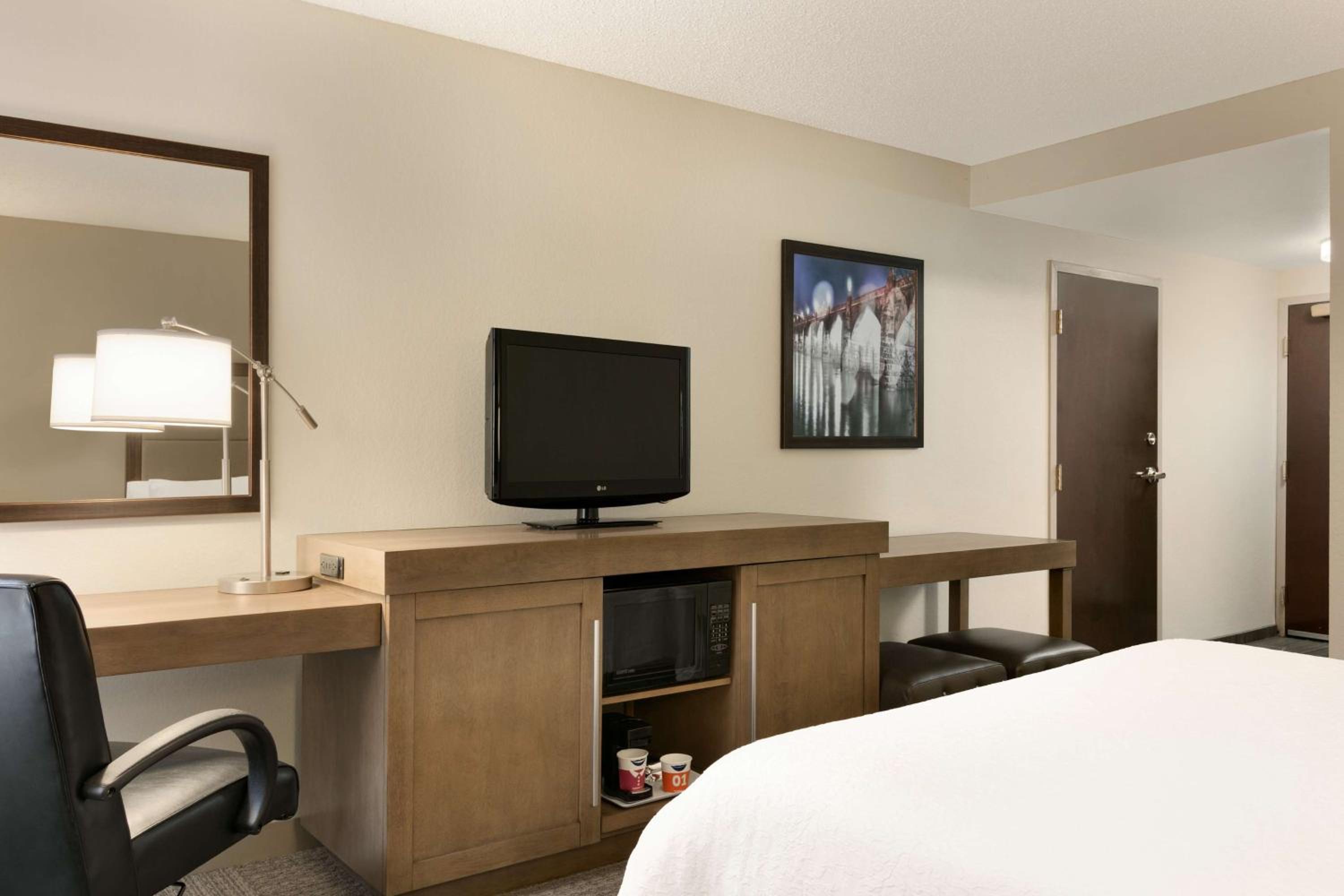 Queen Room with Roll-In Shower - Mobility Access/Non-Smoking - Photo 1