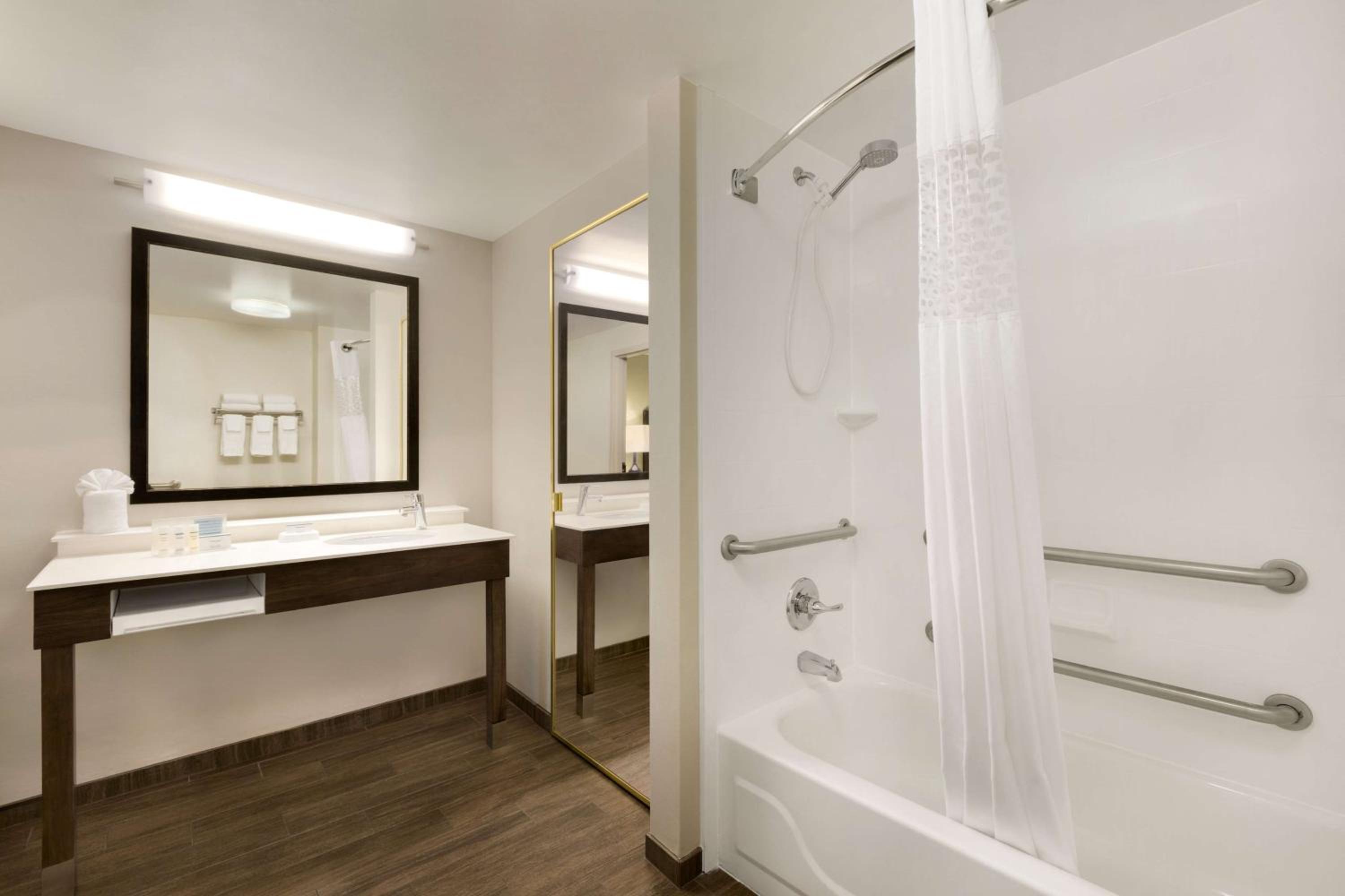 King Suite - Mobility and Hearing Access/Non-Smoking - Photo 3