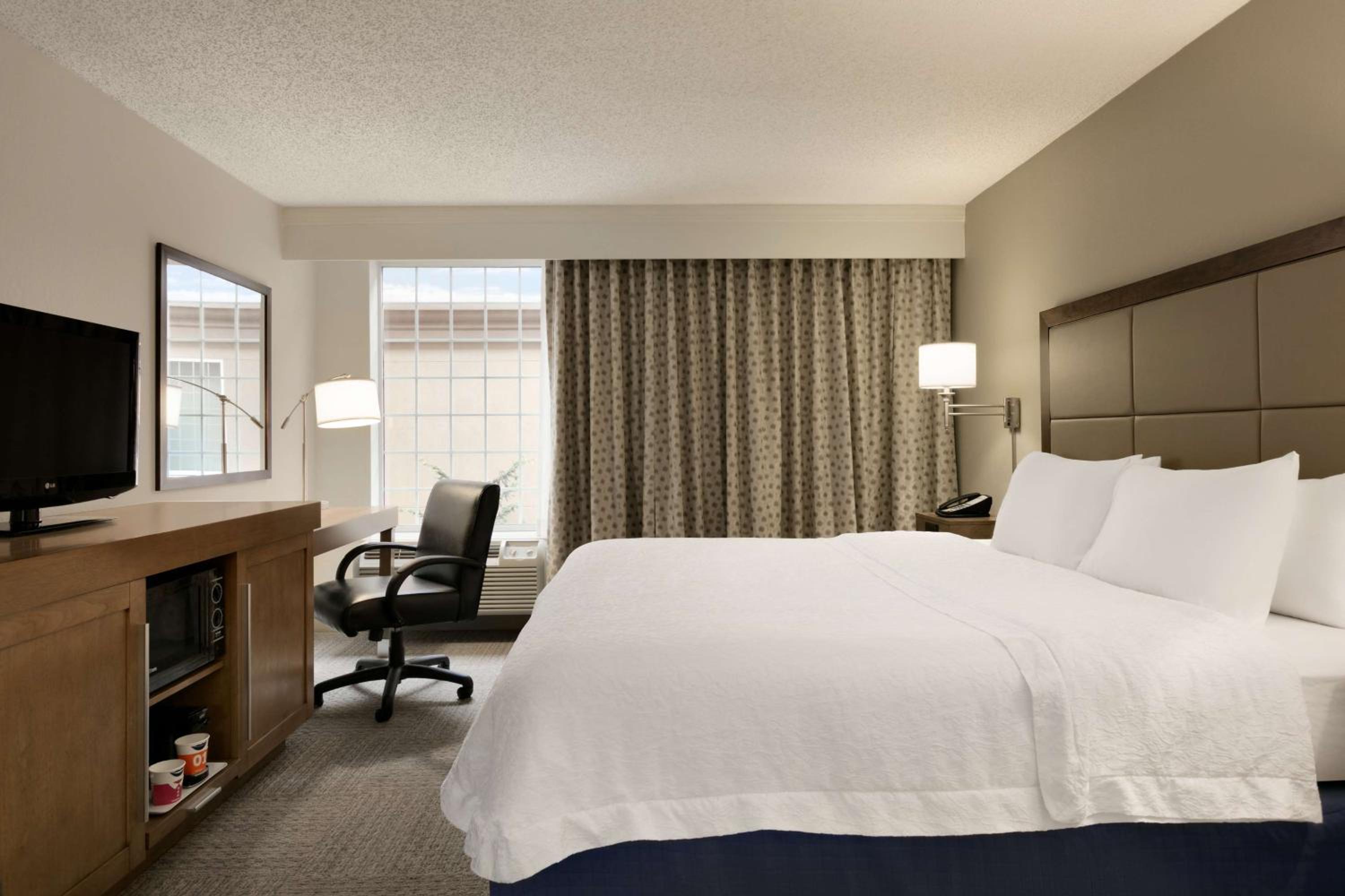 King Room with King Bed - Non-Smoking - Photo 2
