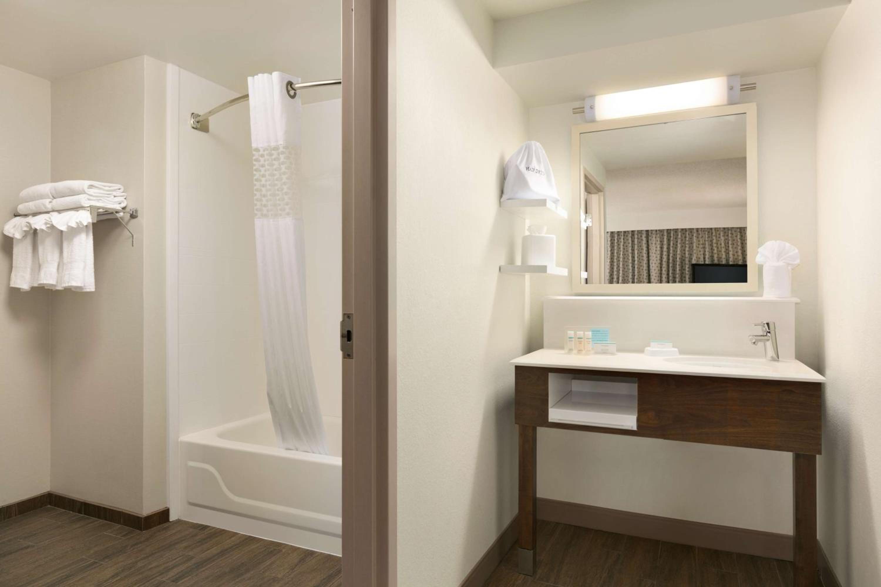 One-Bedroom King Suite with Kitchen - Non-Smoking - Photo 3