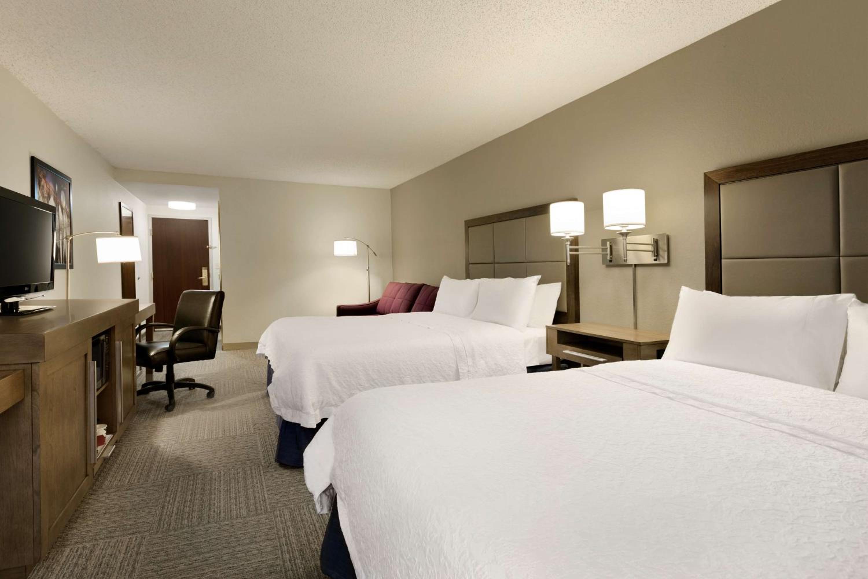Queen Room with Two Queen Beds and Sofa Bed - Non-Smoking - Photo 4