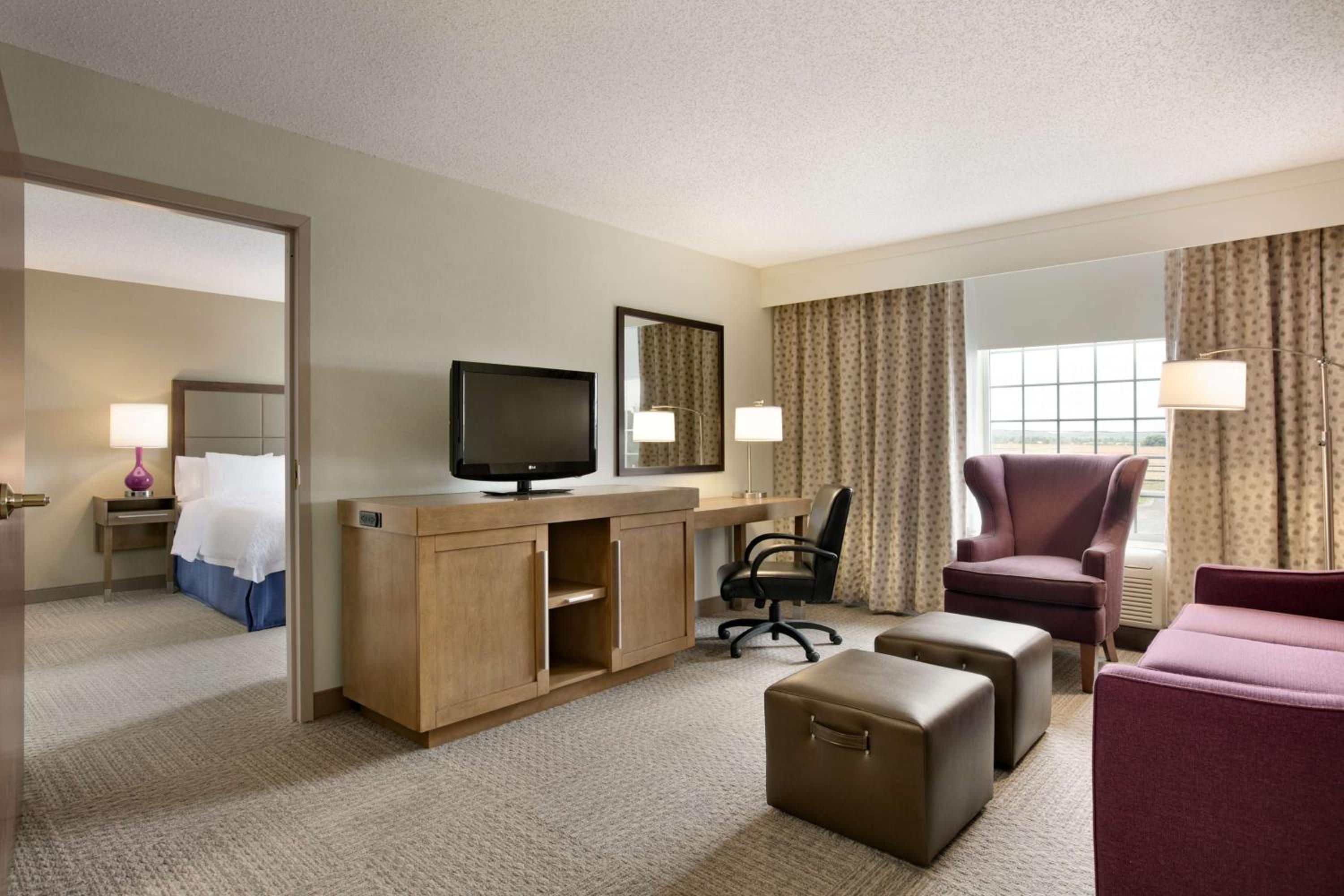 One-Bedroom King Suite with Kitchen - Non-Smoking - Photo 5