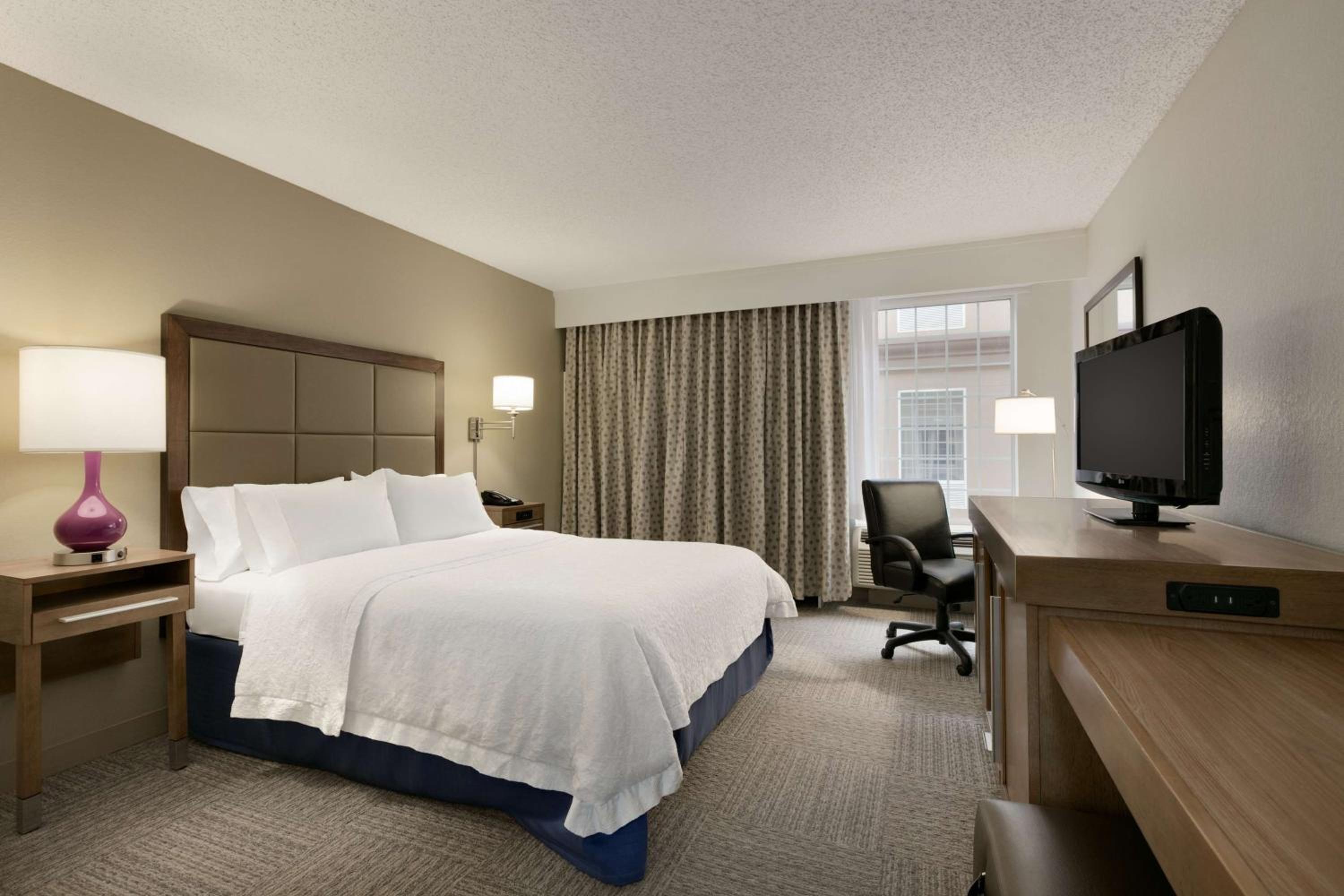 Queen Room with Roll-In Shower - Mobility Access/Non-Smoking - Photo 2