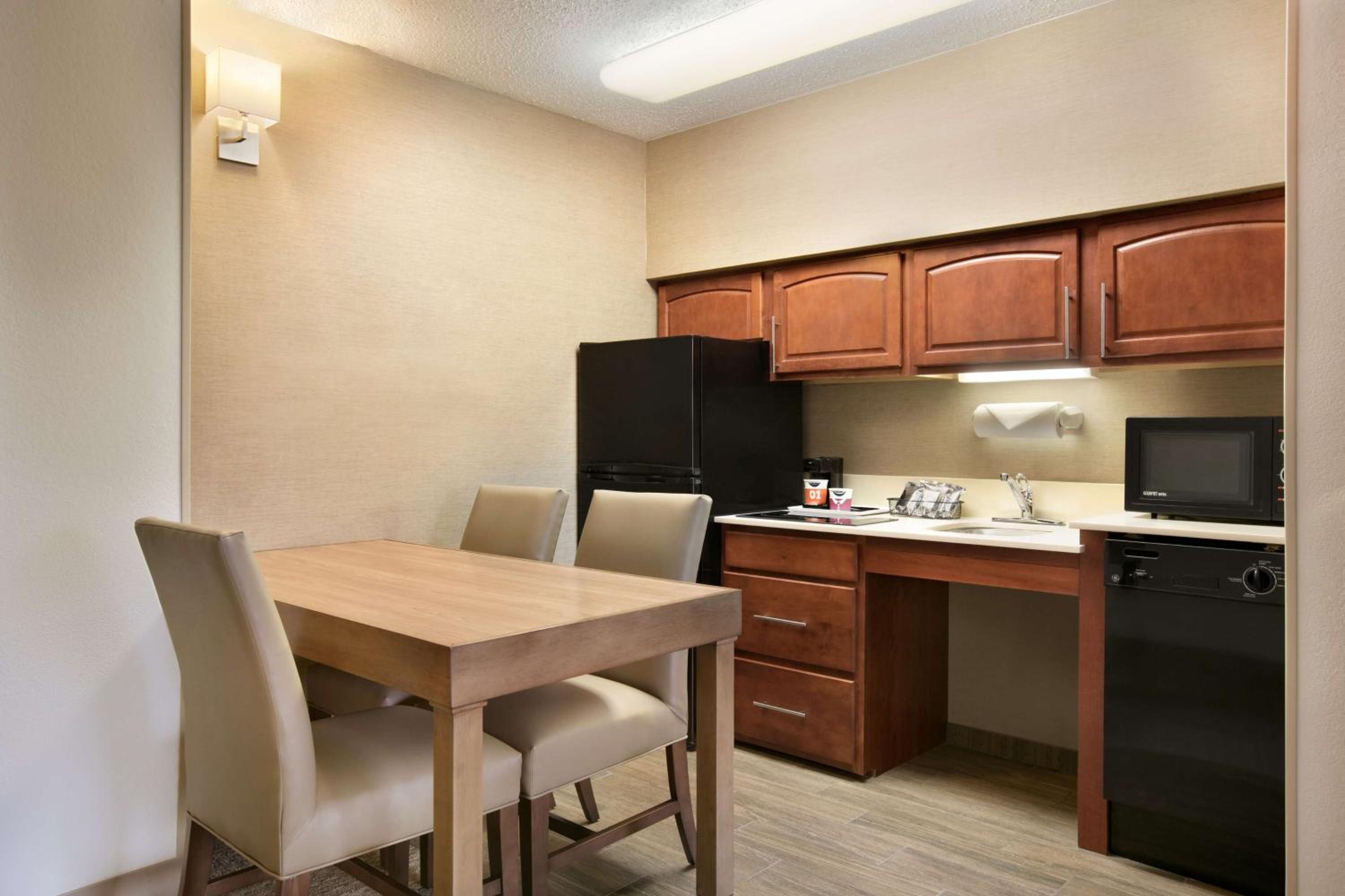 King Suite - Mobility and Hearing Access/Non-Smoking - Photo 5
