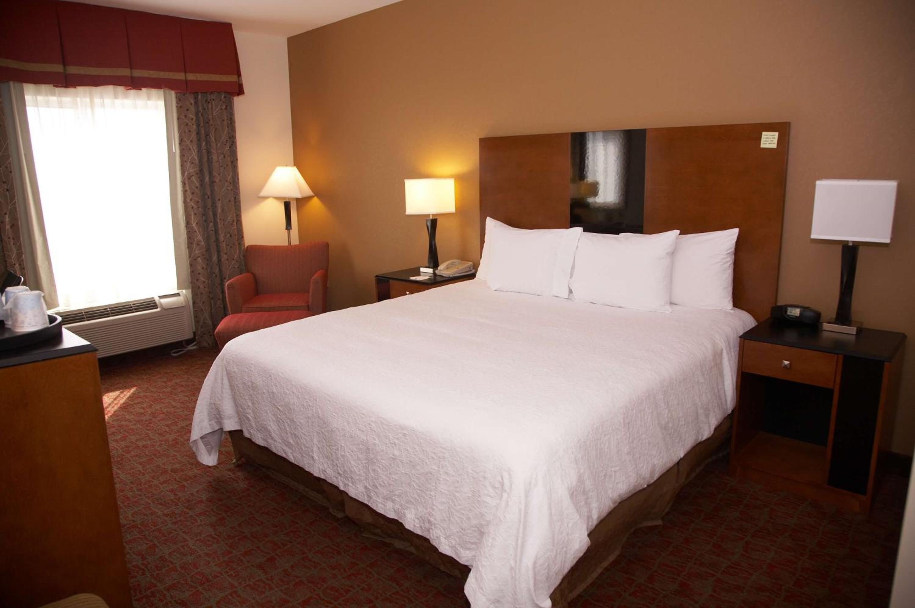 King Room with King Bed - Non-Smoking - Photo 2