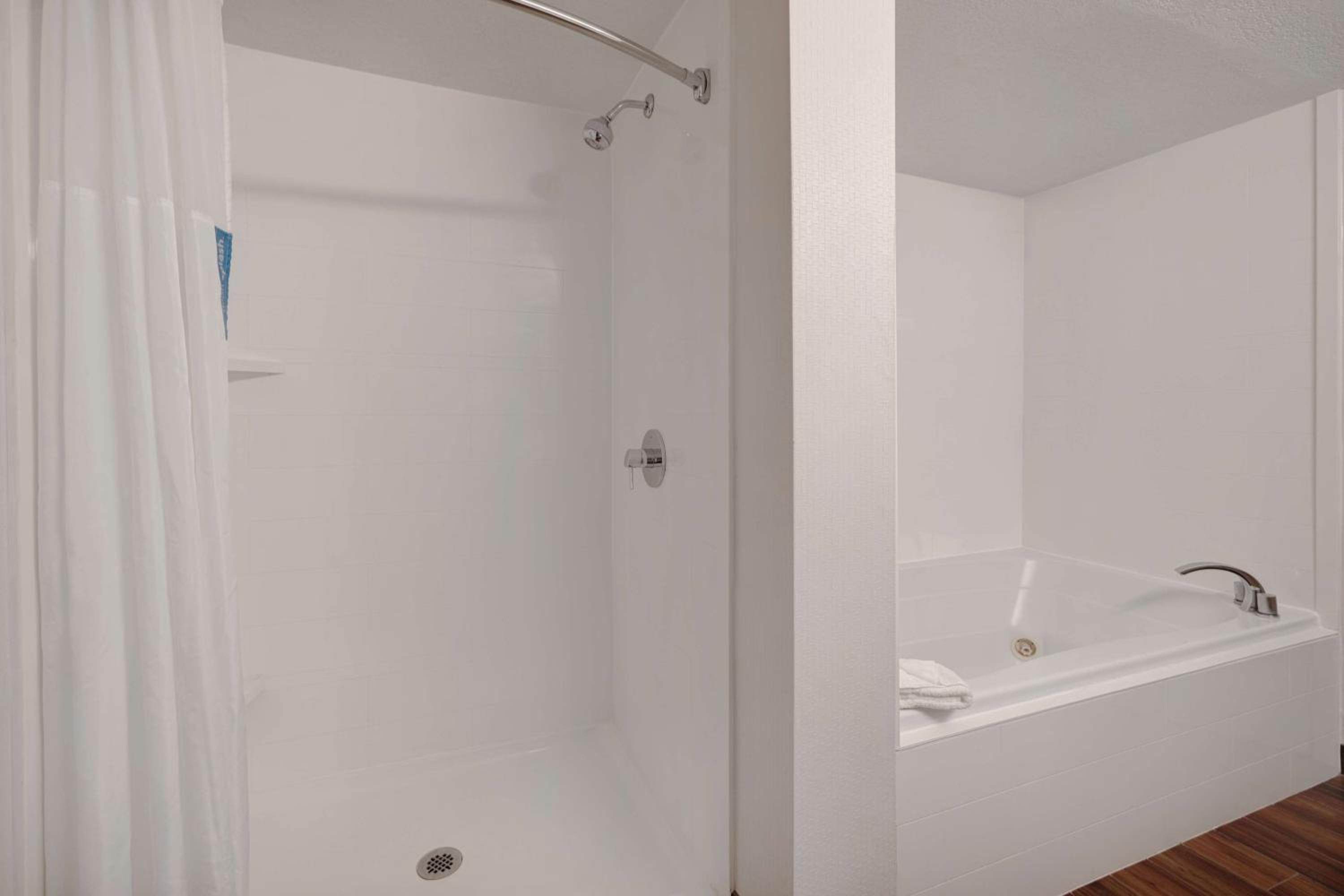 One-Bedroom King Suite with Whirlpool - Non-Smoking  - Photo 4