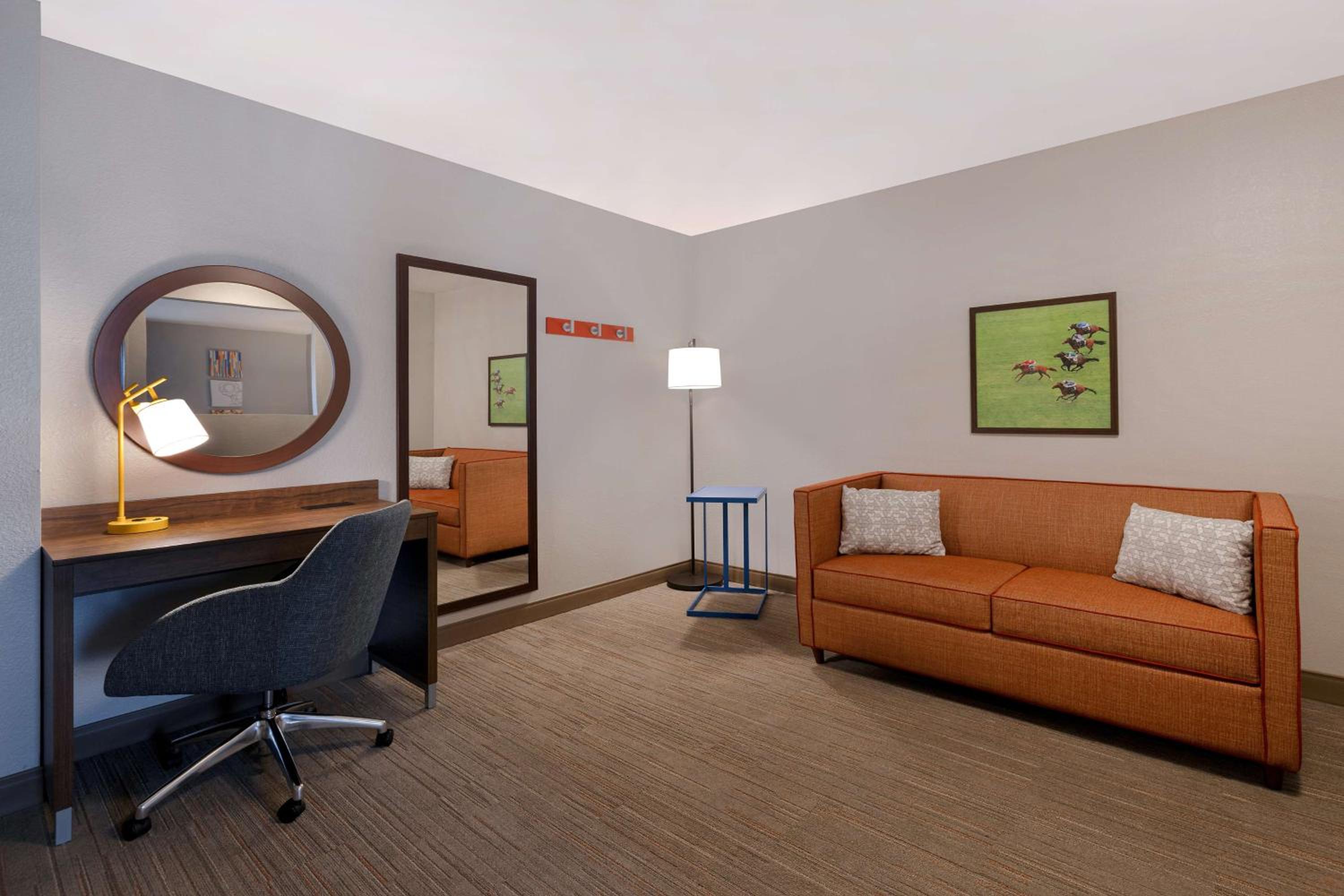 One-Bedroom King Suite with Whirlpool - Non-Smoking  - Photo 5