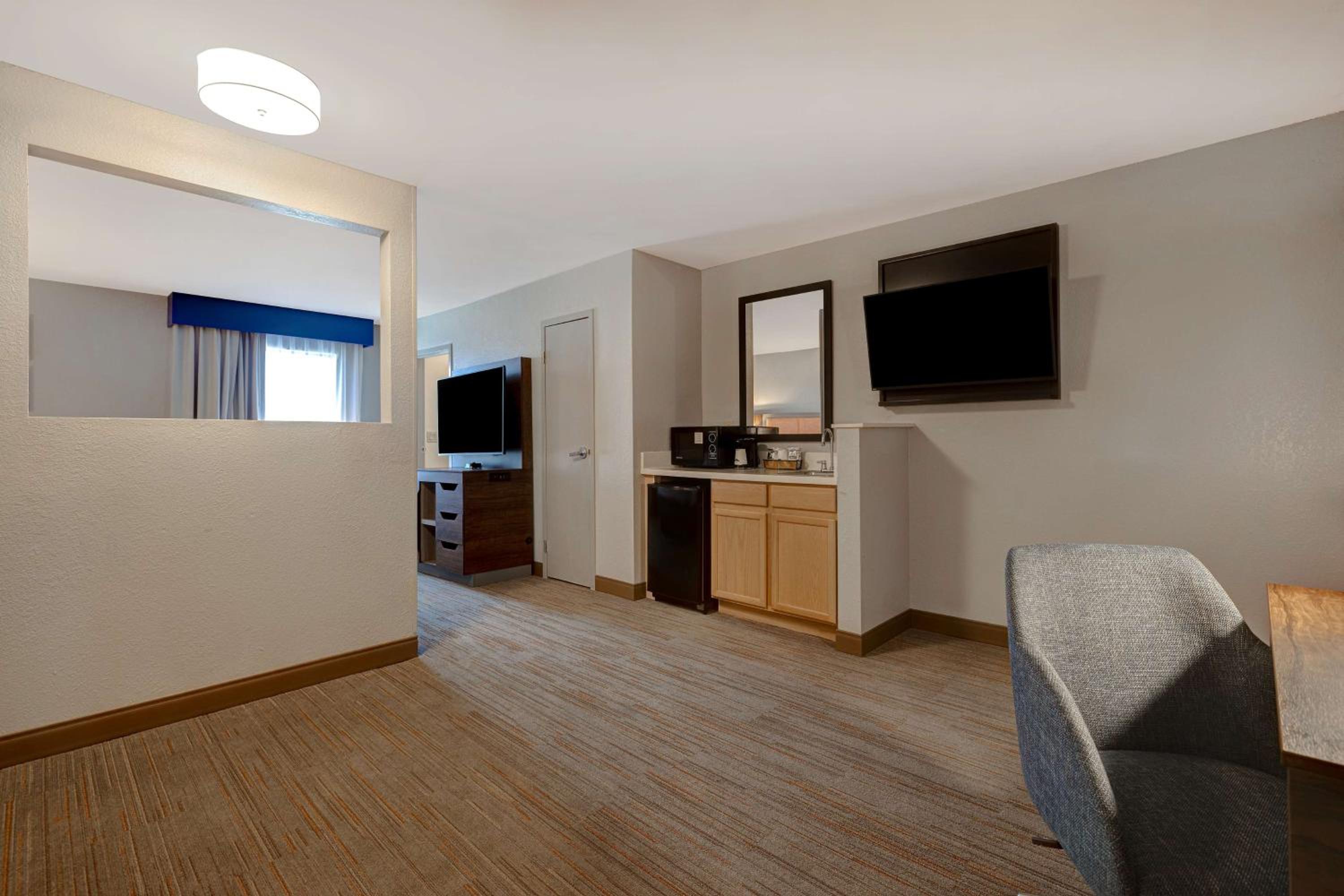 One-Bedroom King Suite with Whirlpool - Non-Smoking  - Photo 6