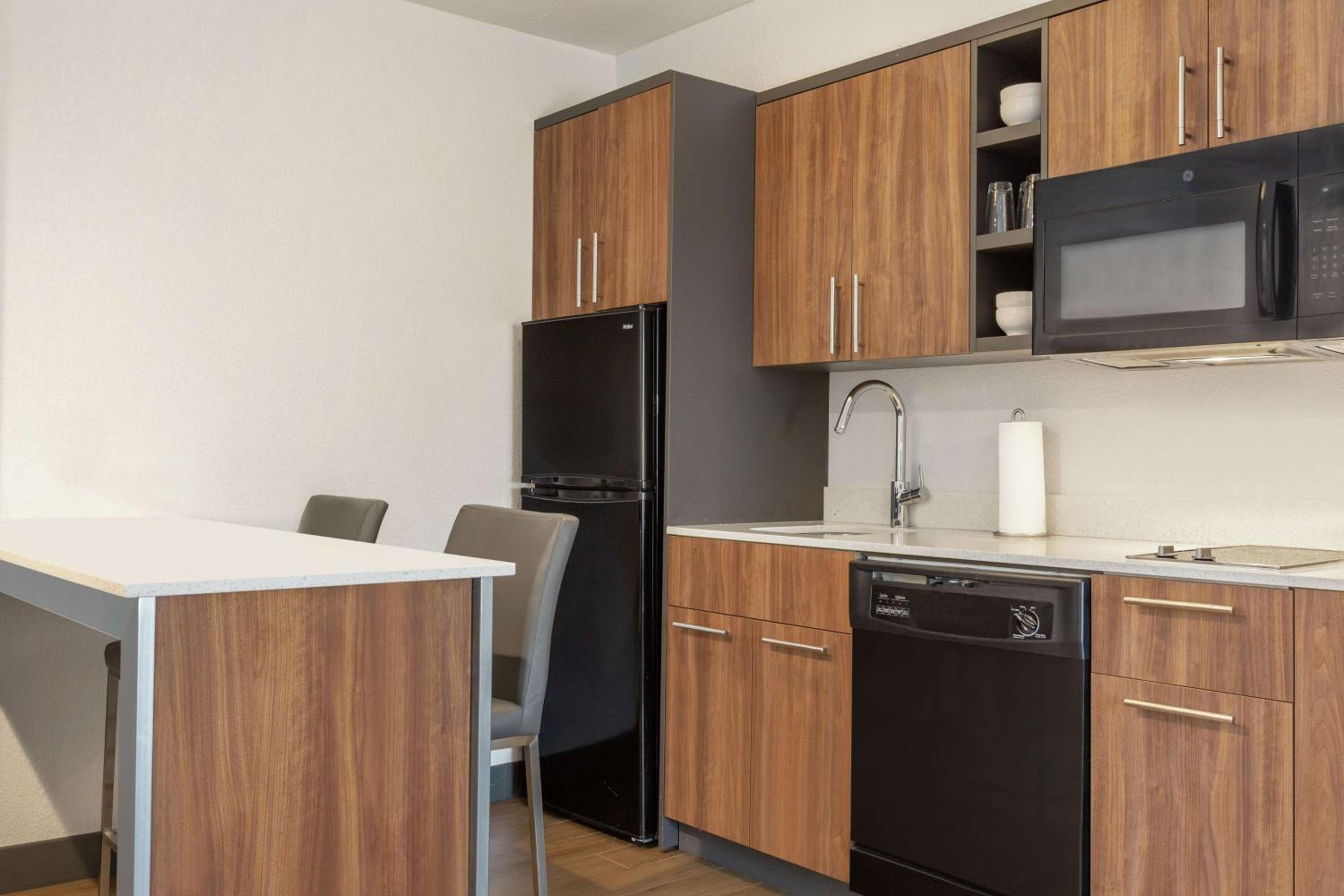 One-Bedroom King Suite with Kitchen - Non-Smoking  - Photo 4