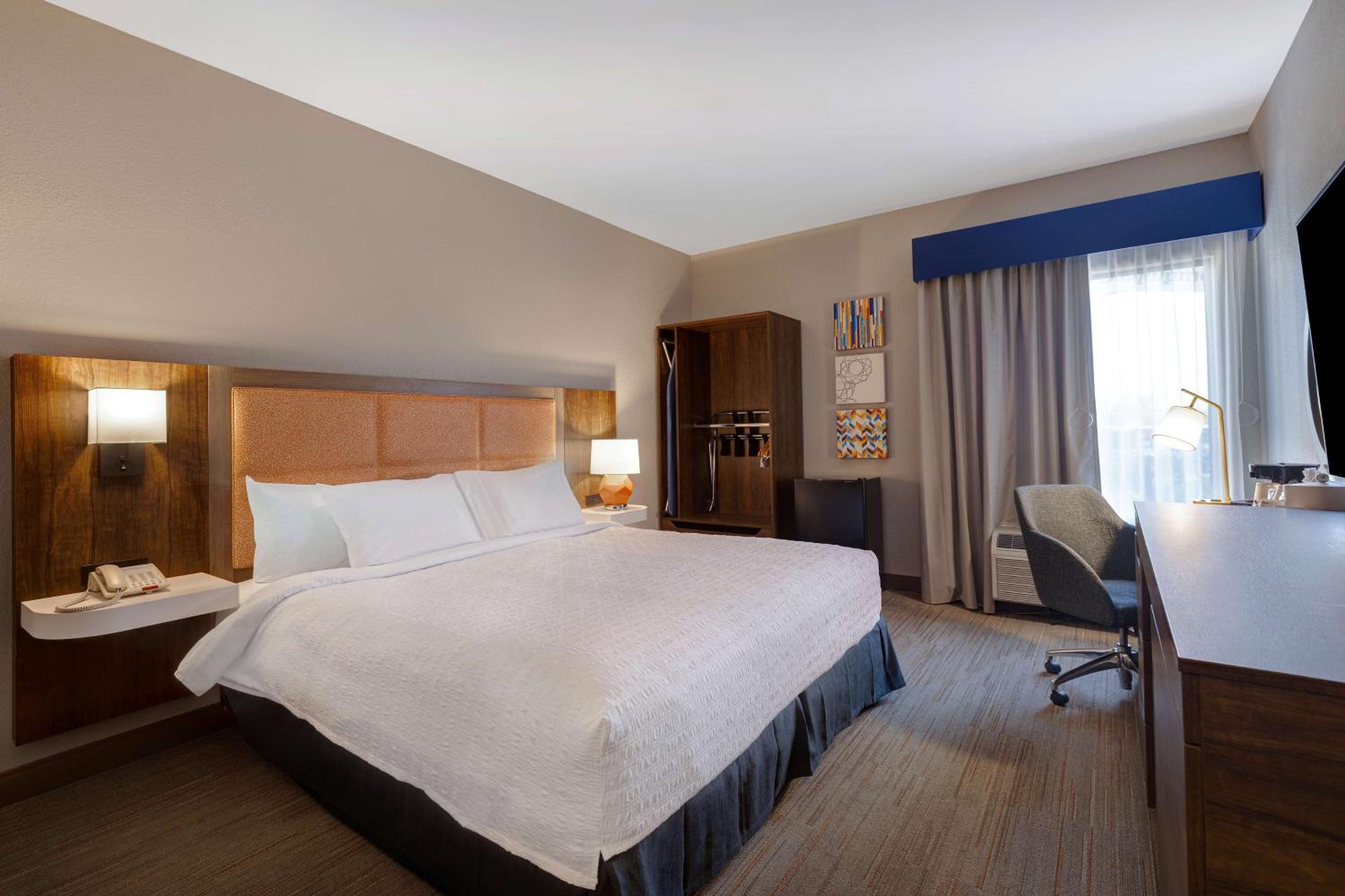 King Room with Accessible Tub - Mobility and Hearing Access/Non-Smoking - Photo 1