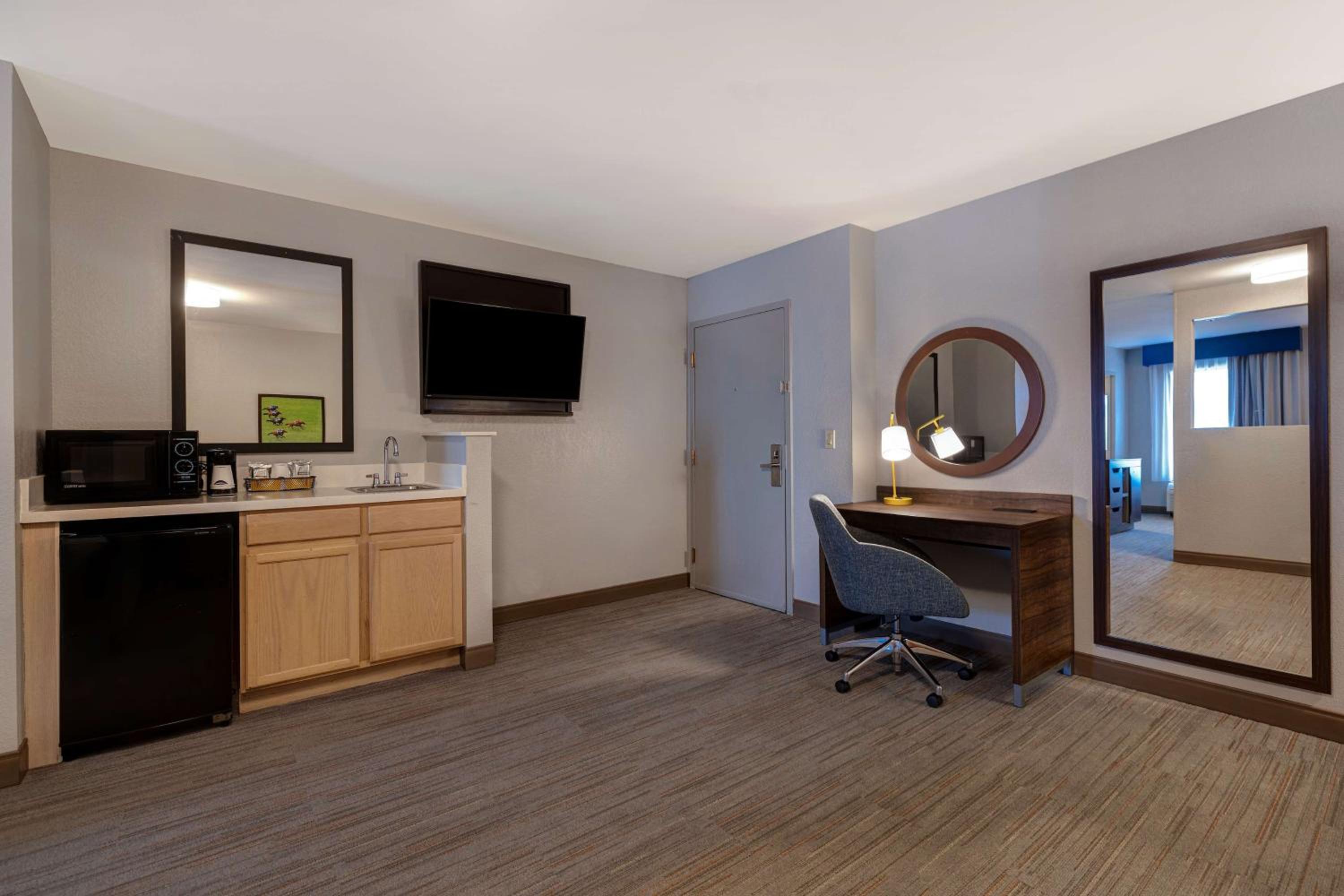 One-Bedroom King Suite with Whirlpool - Non-Smoking  - Photo 2