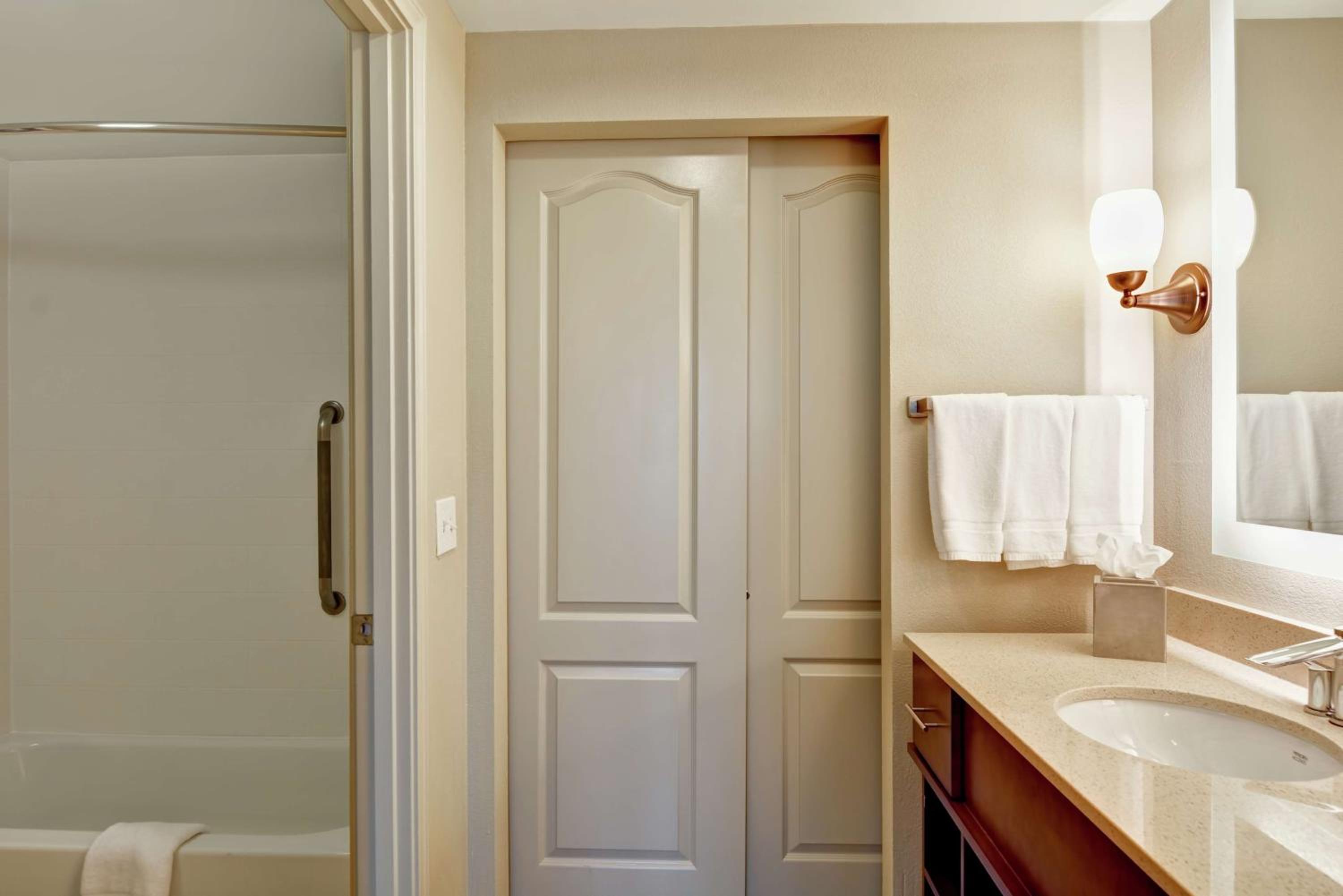 One-Bedroom King Suite - Non-Smoking - Photo 2