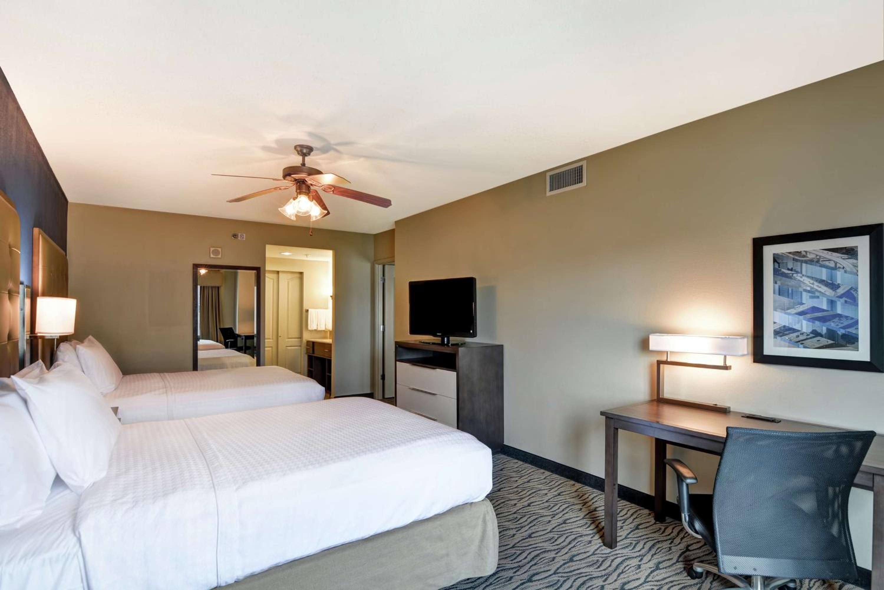 One-Bedroom Queen Suite with Two Queen Beds - Non-Smoking - Photo 6