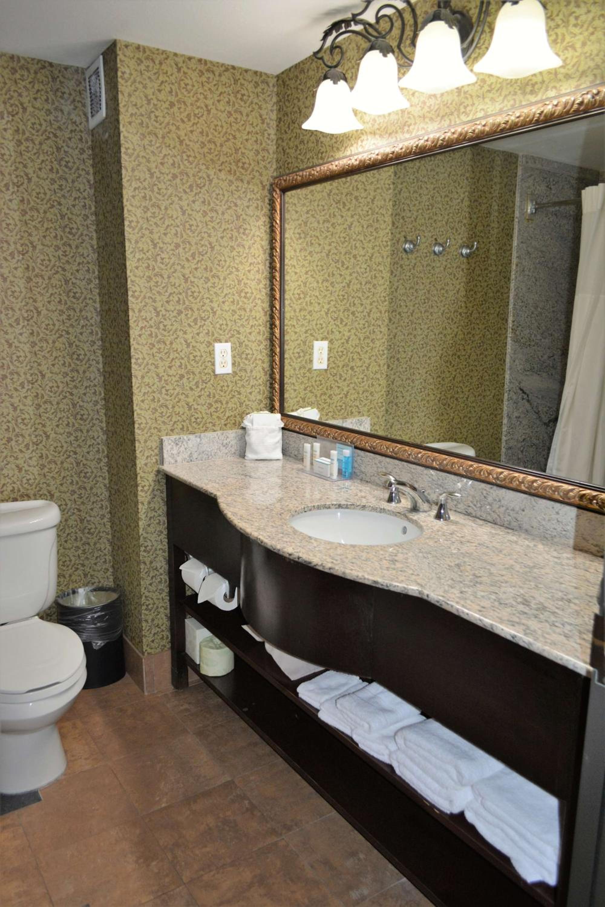Room with Two Queen Beds - Non-Smoking - Photo 2