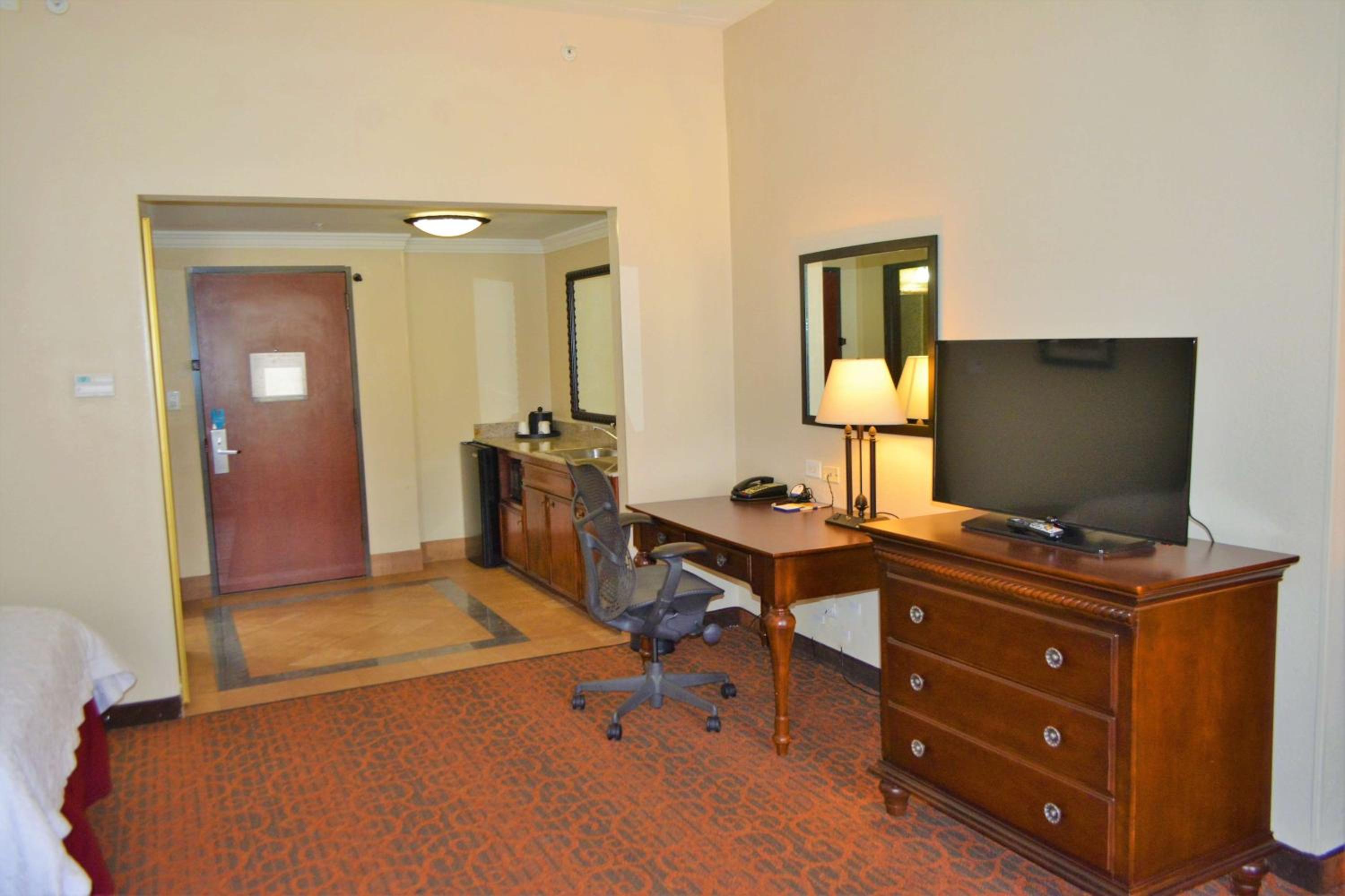Studio Suite with Two Queen Beds and Sofa Bed - Non-Smoking - Photo 3